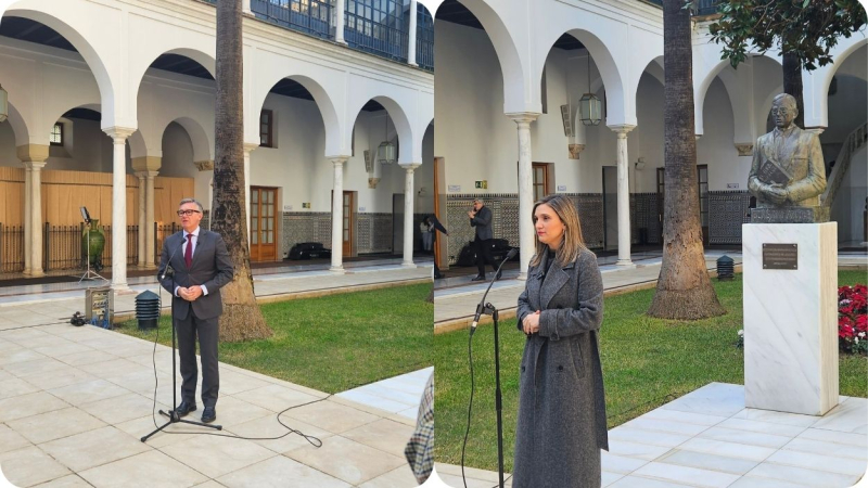 Manuel Gavira (Vox) a la izquierda sin el busto de Blas Infante detrás, María Márquez (derecha) con la posición original