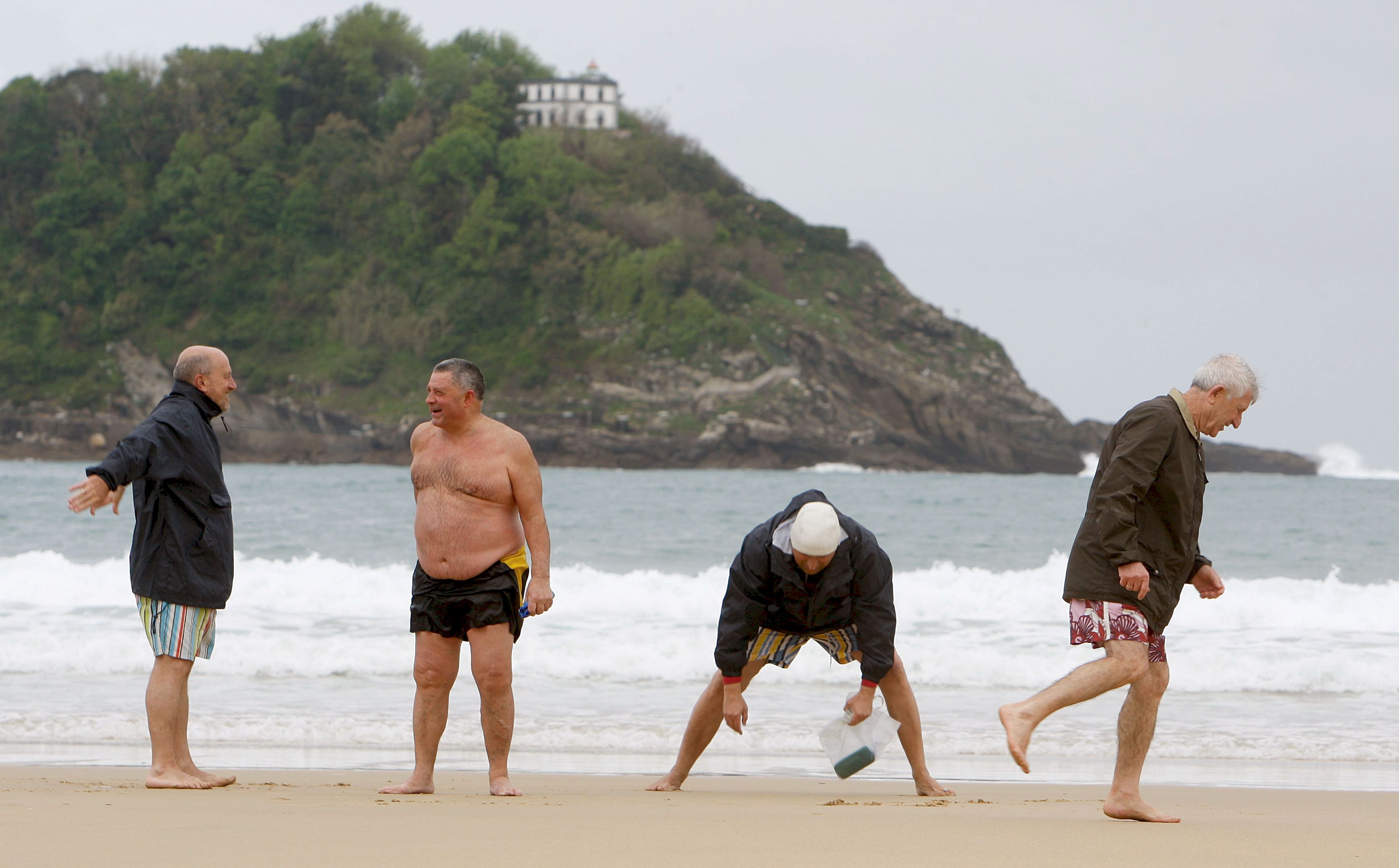 pensionistas disfrutando en una playa
