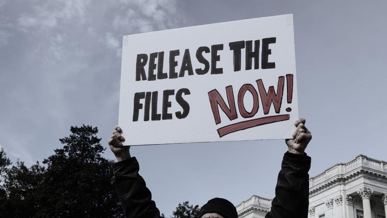 Manifestantes sostienen carteles durante una conferencia de prensa sobre la Ley de Transparencia de los Archivos de Epstein afuera del Capitolio de los Estados Unidos en Washington. EP/Archivo.