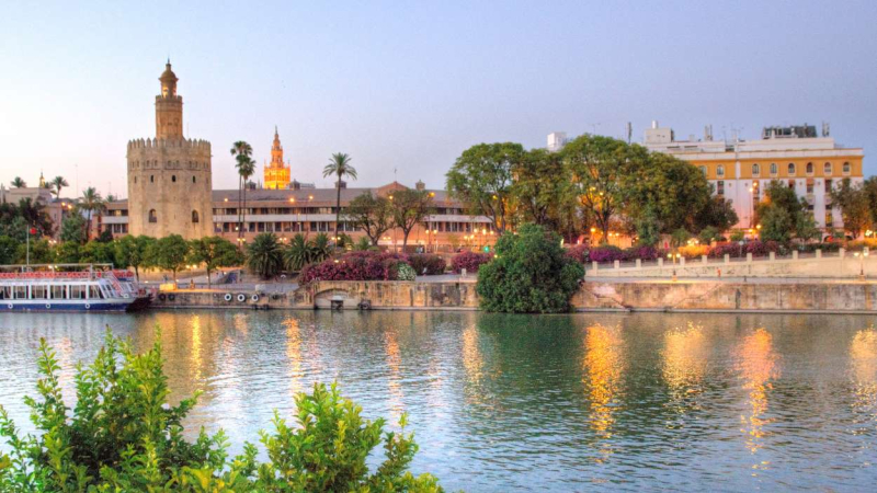 La Torre del Oro sobre el Guadalquivir en Sevilla