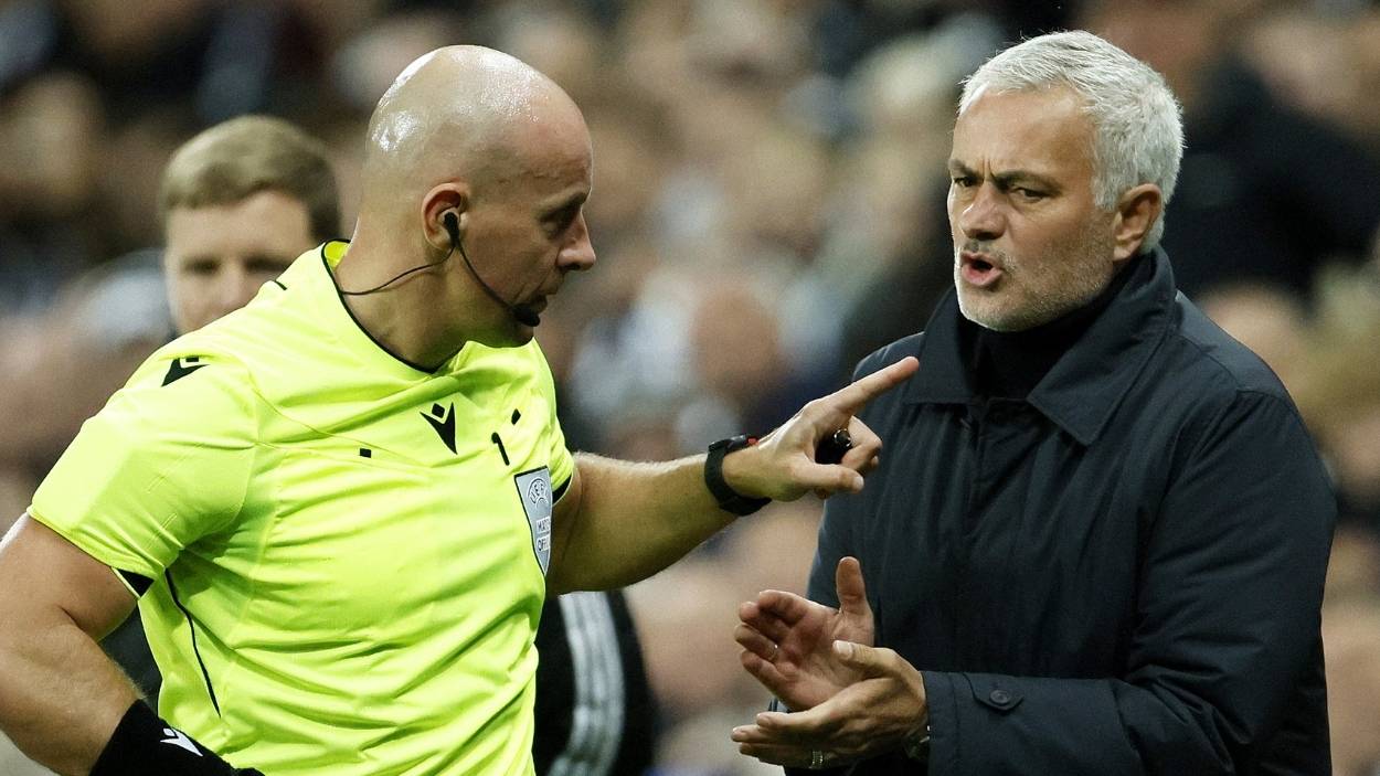 Mourinho protesta contra el árbitro en un partido de la UEFA Champions League. EP