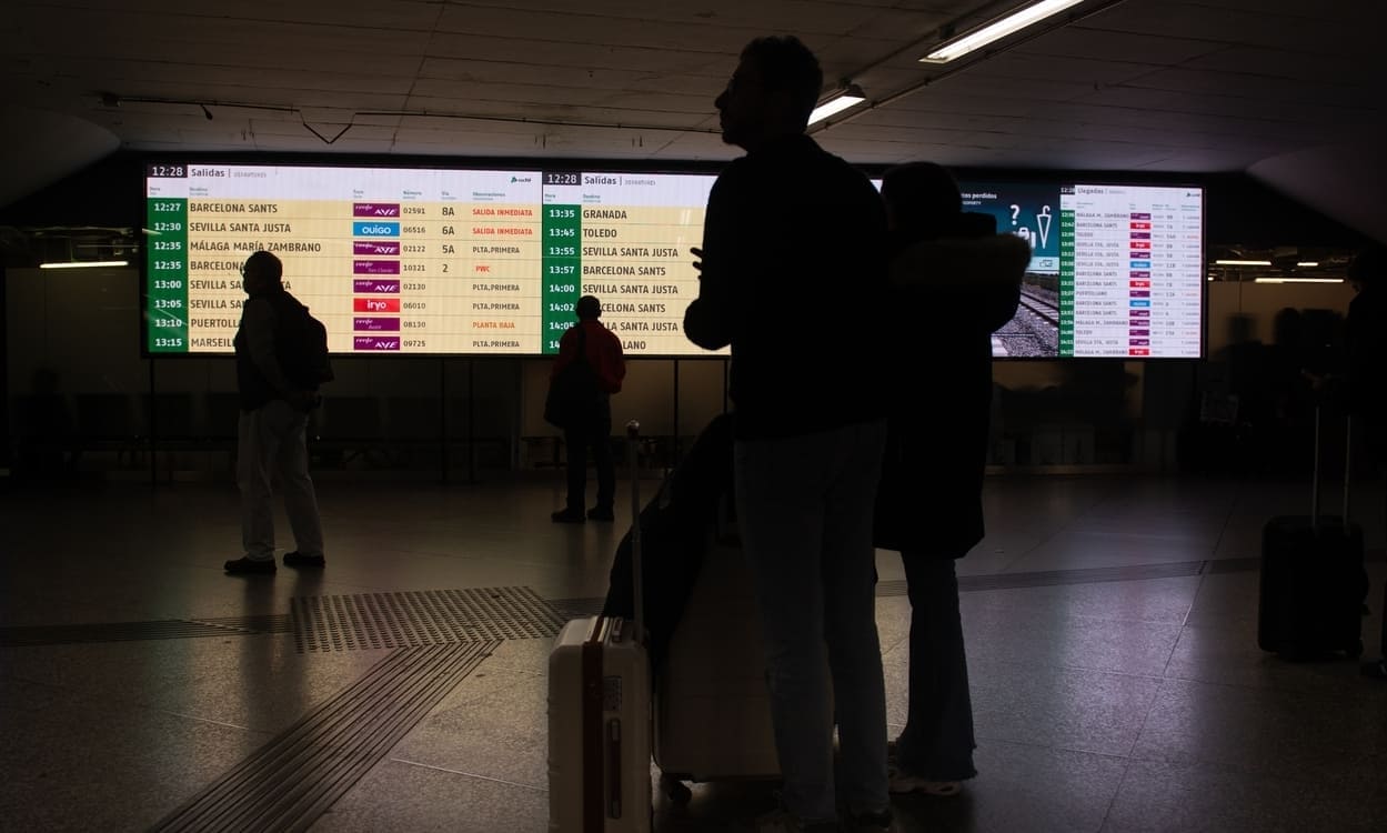 Pasajeros frente a las pantallas informativas durante la operación salida para las vacaciones de Navidad en la estación de Atocha, a 19 de diciembre de 2025, en Madrid (España). Fernando Sánchez / EP