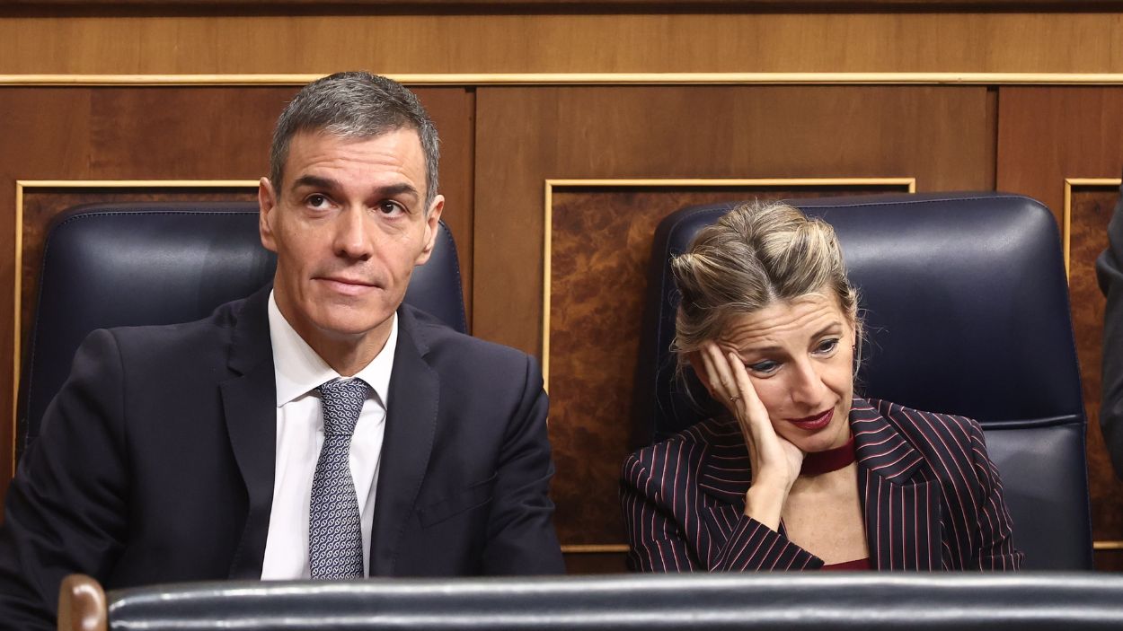 El presidente del Gobierno, Pedro Sánchez, y la vicepresidenta segunda y ministra de Trabajo, Yolanda Díaz, durante un Pleno del Congreso de los Diputados. EP.