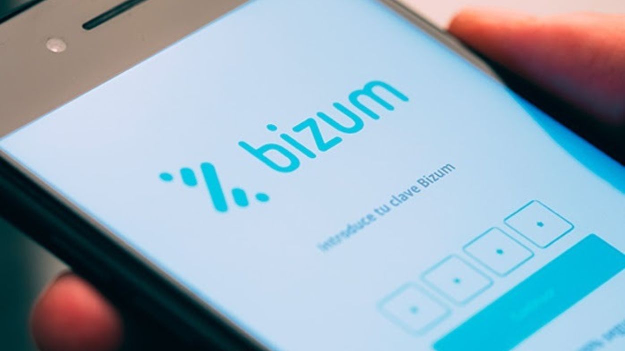 Muchos ciudadanos han llegado a la conclusión —errónea— de que a partir de 2026 la Agencia Tributaria va a controlar los Bizum entre particulares, afectando a transferencias cotidianas sin relevancia fiscal