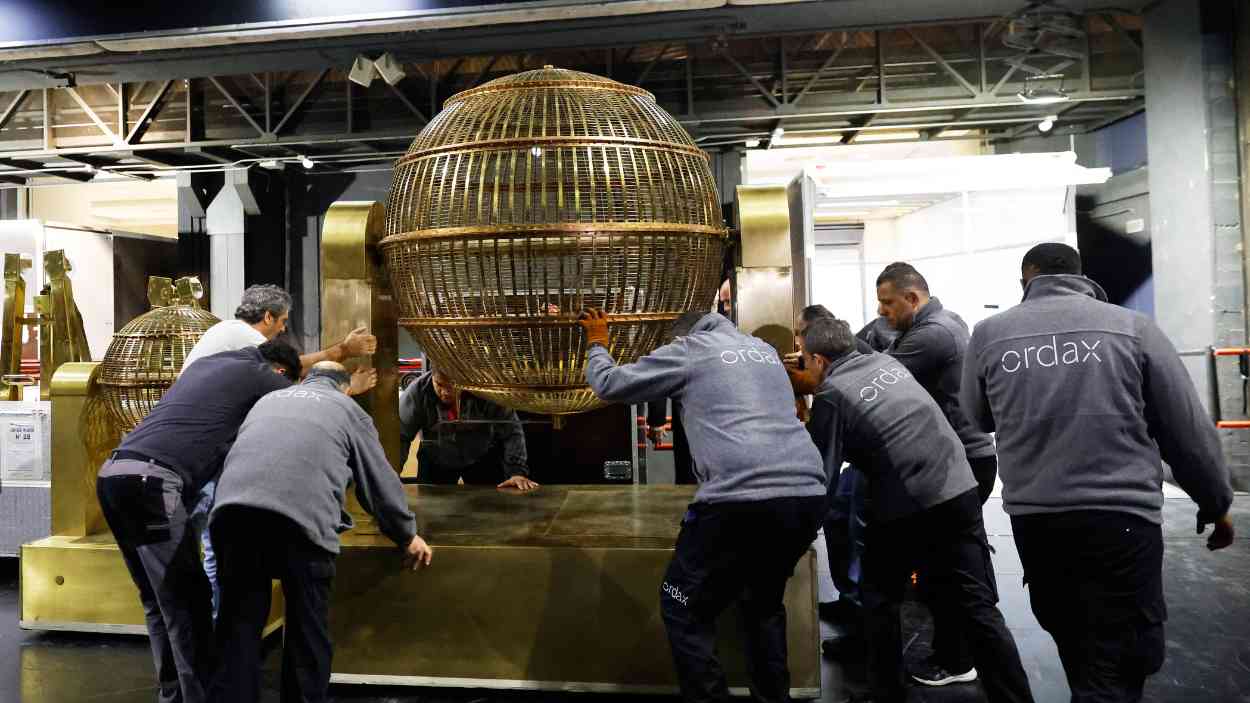 Varios hombres preparan los bombos del sorteo del próximo lunes. EP