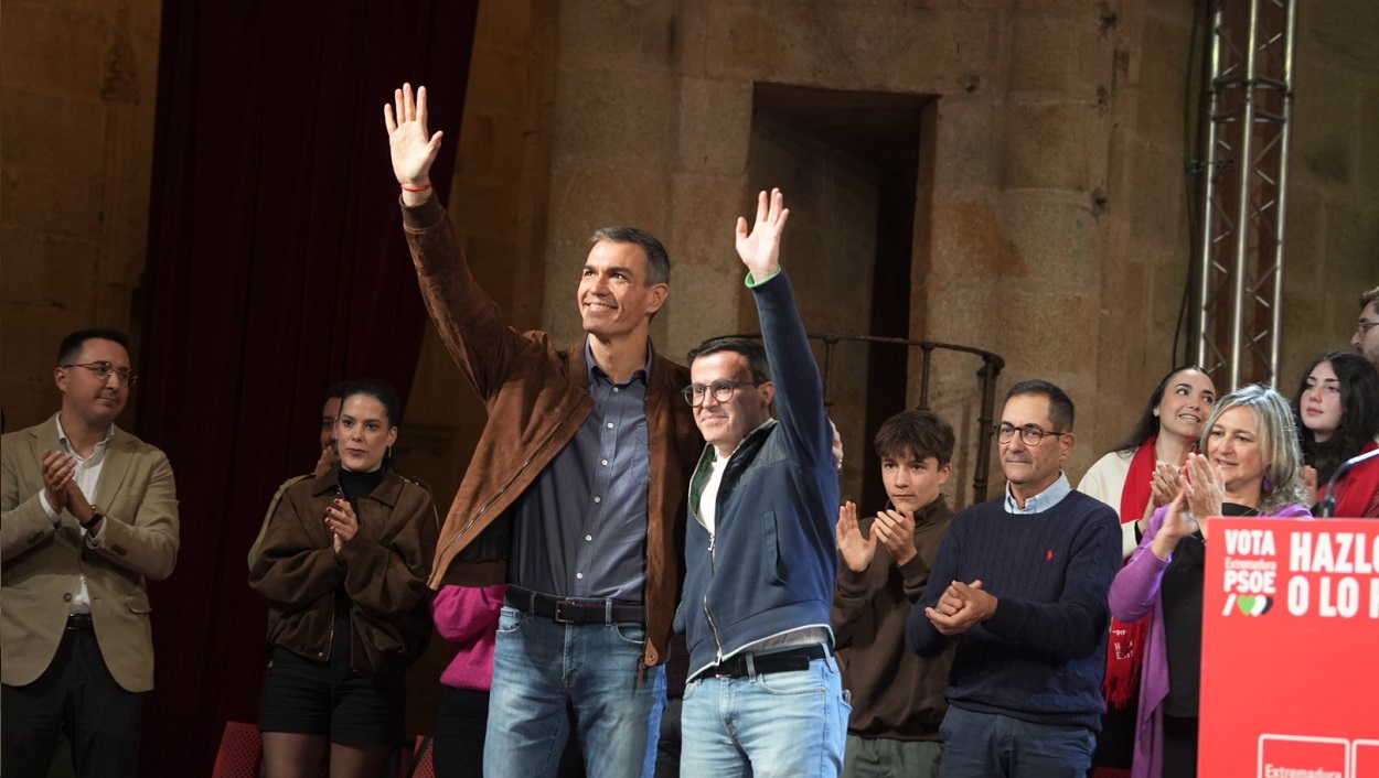 El presidente del Gobierno, Pedro Sánchez (i), y el candidato socialista a la Presidencia de la Junta, Miguel Ángel Gallardo (d). EP