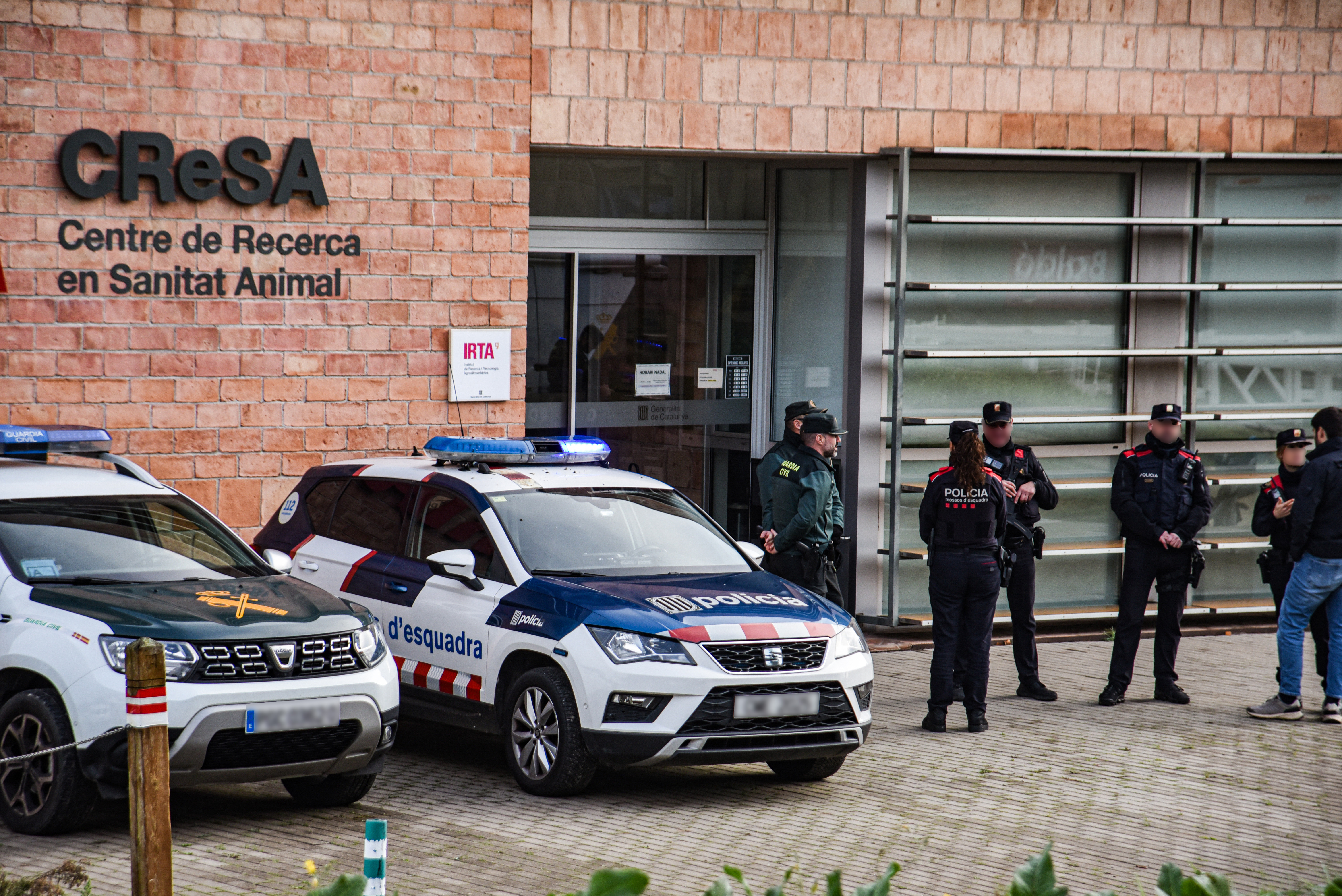 Agentes de la Guardia Civil y los Mossos d'Esquadra en el laboratorio del IRTA-CReSA. Alberto Paredes / EP