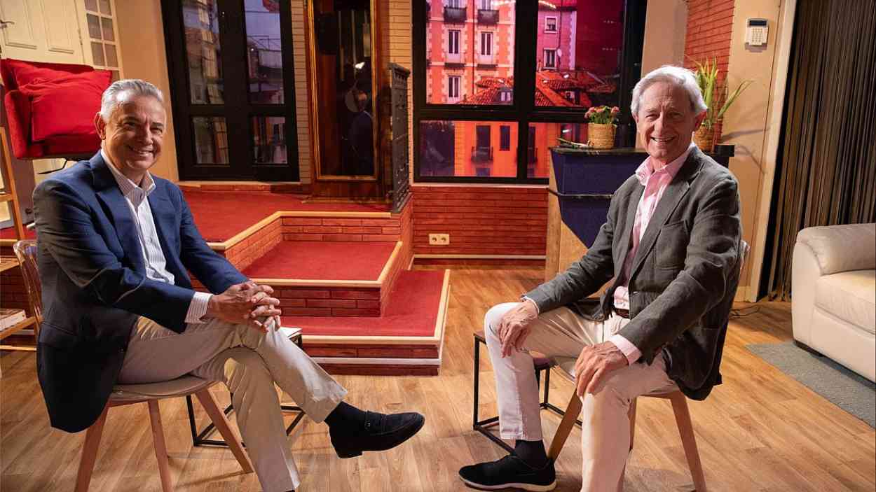 El presentador Jenaro Castro y el humorista Josema Yuste en Plano General. RTVE