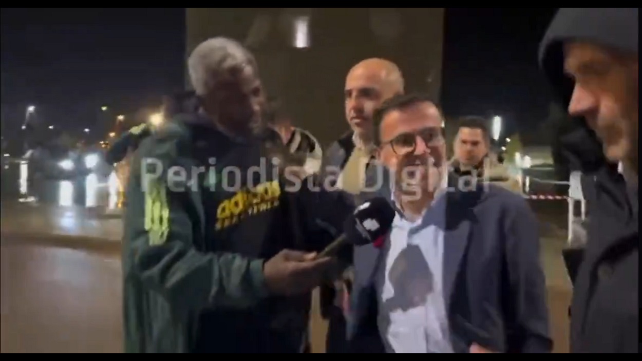 Bertrand Ndongo aborda a Miguel Ángel Gallardo en la jornada de reflexión. X