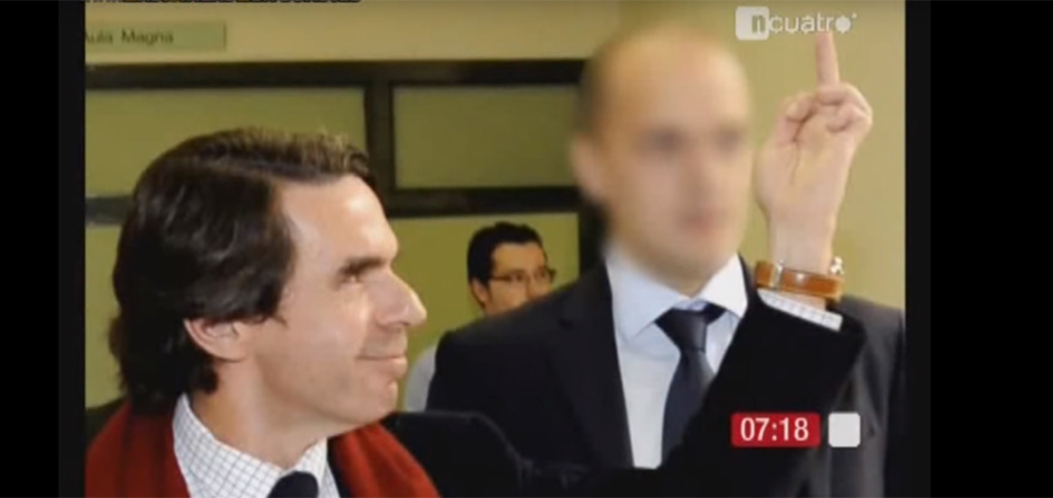 La famosa peineta de Aznar en la Universidad de Oviedo a quienes protestaban contra la guerra de Irak La famosa peineta de Aznar en la Universidad de Oviedo a quienes protestaban contra la guerra de Irak