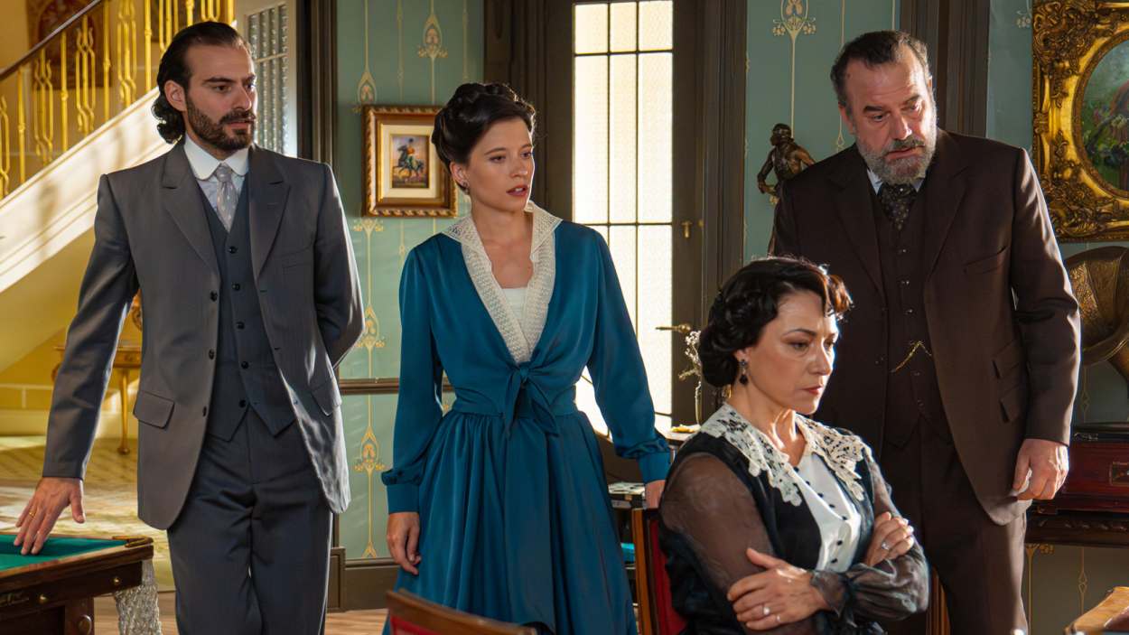 Capítulo 739 (lunes 22 de diciembre)     Martina decide continuar su relación con Jacobo movida por la culpa. Adriano la felicita por la reconciliación con su prometido, sin saber que ella está rota por dentro. Ángela soporta la prueba del vestido bajo la mirada silenciosa de Curro, quien queda devastado tras verla. Toño confronta a Enora por su engaño y se siente incapaz de volver a confiar en ella. Tras el vahído, María Fernández es apartada de la atención de la boda por precaución. Petra advierte a Teresa sobre su cercanía con Cristóbal, pero luego la defiende ante el personal. También sospecha que María Fernández podría estar embarazada. Lorenzo accede a anular la boda con Ángela a cambio de un acuerdo con Alonso, pero al ver la felicidad de Curro, se retracta violentamente y rompe el trato. Finalmente, el detective contratado por Leocadia llega con novedades sobre la Condesa de Campos y Luján.     Capítulo 740 (martes 23 de diciembre)     Adriano se queda totalmente impactado tras escuchar las noticias que trae el detective: una inesperada historia sobre la situación actual de Catalina. Lo que él no sabe es que todo es invención de Cristóbal… Enora y Toño confrontan el daño a su relación y ella admite que está confusa sobre sus sentimientos. Adriano, por su parte, le confiesa a Martina que su beso fue sincero. Ángela escribe una carta de despedida para Curro la noche antes de su boda, mientras él llora recordando su amor. El día del enlace, cuando Leocadia, Alonso y Lorenzo notan la ausencia de la novia, Curro recibe la carta de Ángela y corre a buscarla. La encuentra inconsciente en su habitación, tras haber ingerido el contenido del potente medicamento.     Capítulo especial (miércoles 24 de diciembre)     Ha pasado un tiempo y La Promesa se ve muy diferente. La familia Luján ha sufrido un duro golpe. La melancolía inunda cada rincón del palacio tras lo sucedido. Ángela no se presentó al enlace. Curro encontró a la joven tirada en el suelo de su habitación, tras haber acabado con todo el bote de la medicación que le había recetado el médico…     Margarita, tras descubrir lo ocurrido, no ha dudado en regresar al palacio y apoyar tanto a su hija como a todos los Luján. El enfrentamiento de Margarita y Leocadia no ha tardado en llegar. A pesar de la petición de Alonso, la madre de Martina se niega a hospedarse bajo el mismo techo que la señora de Figueroa.     Manuel ha descubierto algo muy importante relacionado con la madre de Ángela: ella lo orquestó todo para que el duque de Carvajal y Cifuentes tuviera acceso a las mejoras que realizaban en el hangar. De esta forma, compraba la empresa de don Luis y podía sacar beneficio de ello. Y no se va a quedar de brazos cruzados: ¡declara la guerra a Leocadia!     Martina y Adriano siguen sin hablar del beso que se dieron. Sin embargo, esta comenta con Jacobo, que todavía sigue siendo su prometido, que su madre no ve con buenos ojos la relación que tiene con Leocadia.     En la zona de servicio, la situación es insostenible. María Fernández continúa ocultando su embarazo, pero… ¿por cuánto tiempo? La tensión no para de crecer por la falta de personal. Ante las protestas, Teresa lo comenta con Cristóbal. Lo cierto es que Villamil, últimamente solo recibe quejas por parte de sus compañeras. La relación de Vera y Teresa se ha roto definitivamente. Cristóbal aconseja al ama de llaves contar a sus compañeros la verdad de lo que pasó. Sin embargo, ella se niega a hacerlo. ¿De qué verdad están hablando?     Capítulo 743 (viernes 26 de diciembre)     Martina sigue evitando a Adriano y le propone turnarse para estar con los niños. También le pide que no revuelva en lo sucedido: él es el marido de su prima y ella está comprometida con Jacobo. Teresa intenta que se contrate más personal. ¿Lo conseguirá? Pía propone a María Fernández que convenza al mayordomo para que Carlo sea el nuevo lacayo. Cristóbal manda a Vera a limpiar las ventanas del torreón, una tarea injusta y peligrosa para una sola doncella. Toño está preocupado porque cree que el tío de Enora jamás lo aceptará como su pareja. Candela y Simona le animan a hablar con ella. Alonso, una vez más, pide a Leocadia que lime asperezas con Margarita, pero ella se niega. Manuel está fastidiado porque don Lisandro se sigue lucrando de su negocio y Enora se compromete a buscar una solución. ¿La encontrará?