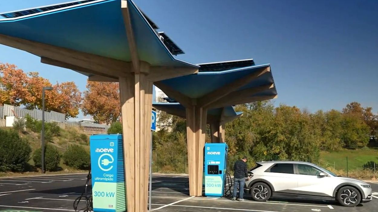 Punto de carga de vehículos eléctricos en una estación de servicio de Moeve