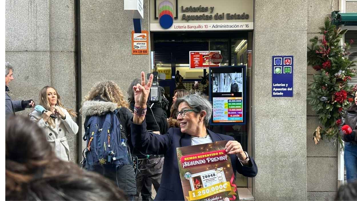 Madrid descorcha el primer champán en una administración "de toda la vida del barrio" que se lleva 2º premio. EP.