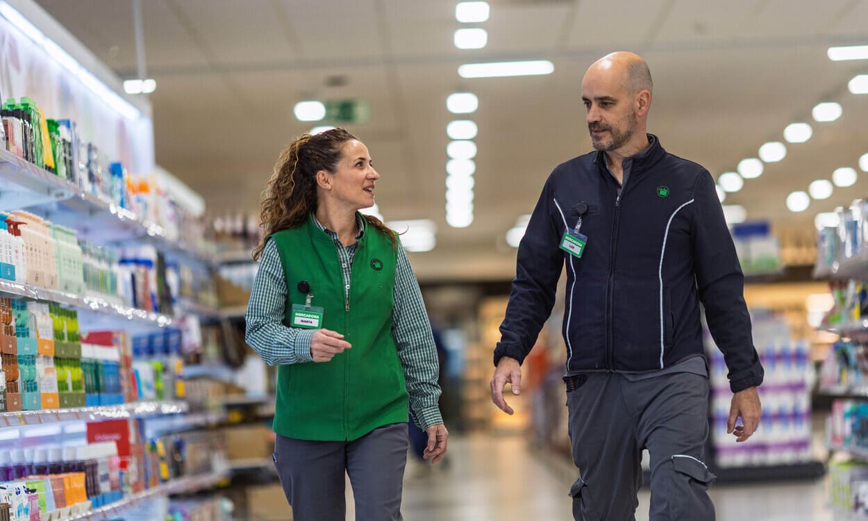 Mercadona mejora las condiciones de sus trabajadores con más vacaciones y una gratificación extraordinaria de una mensualidad en 2026. MERCADONA