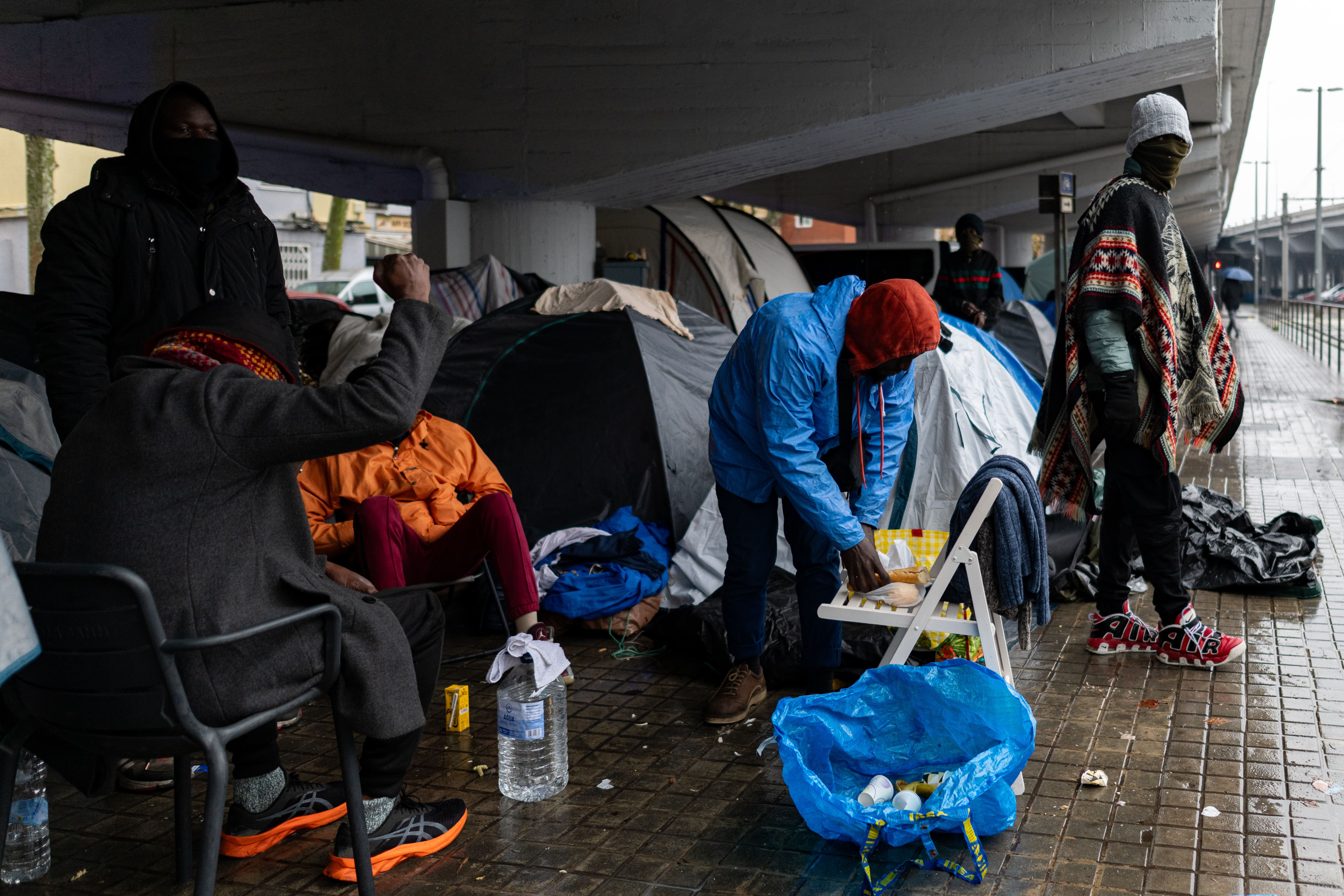Personas desalojadas del antiguo instituto B-9 de Badalona acampan debajo de la salida 210 de la C-31, en Badalona. Lorena Sopêna / EP