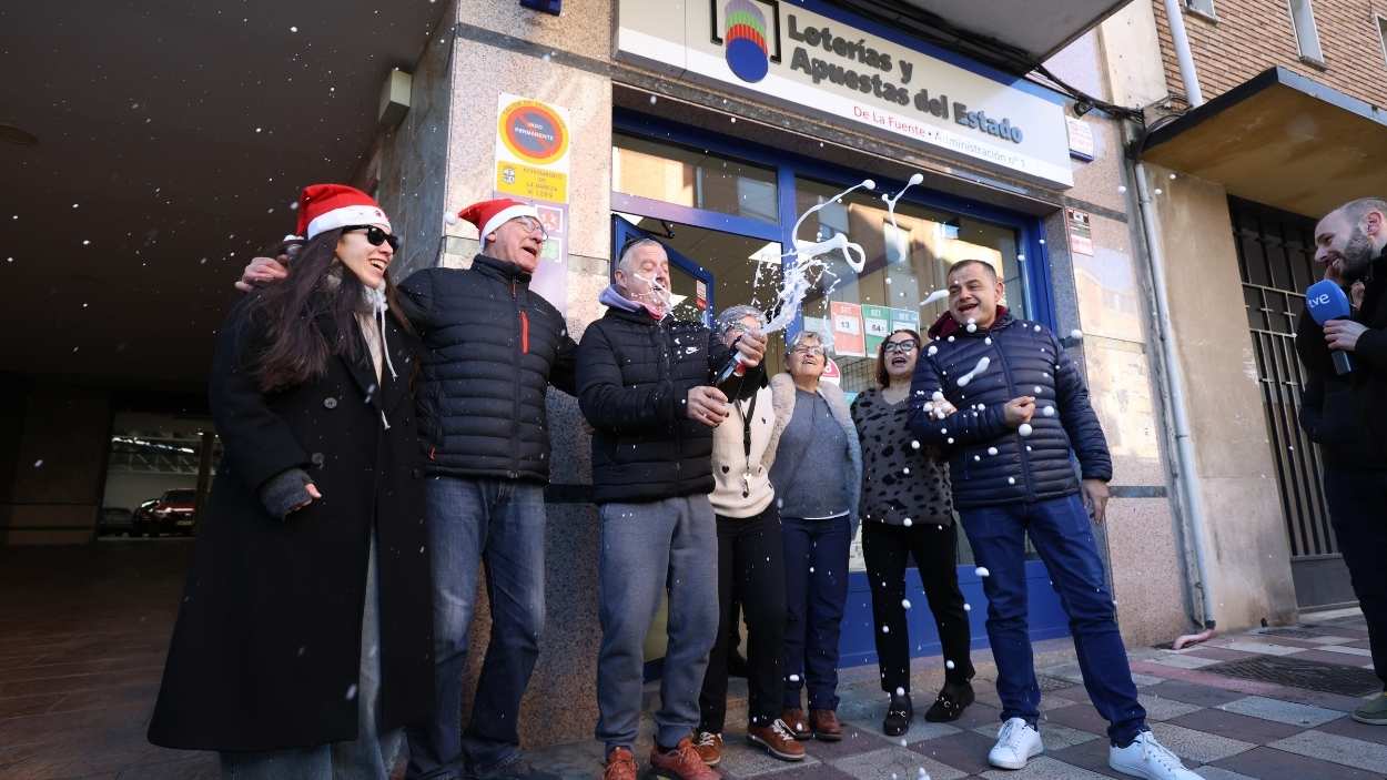 Agraciados con el ‘Gordo’ del Sorteo Extraordinario de la Lotería de Navidad 2025 celebran su suerte. EP.