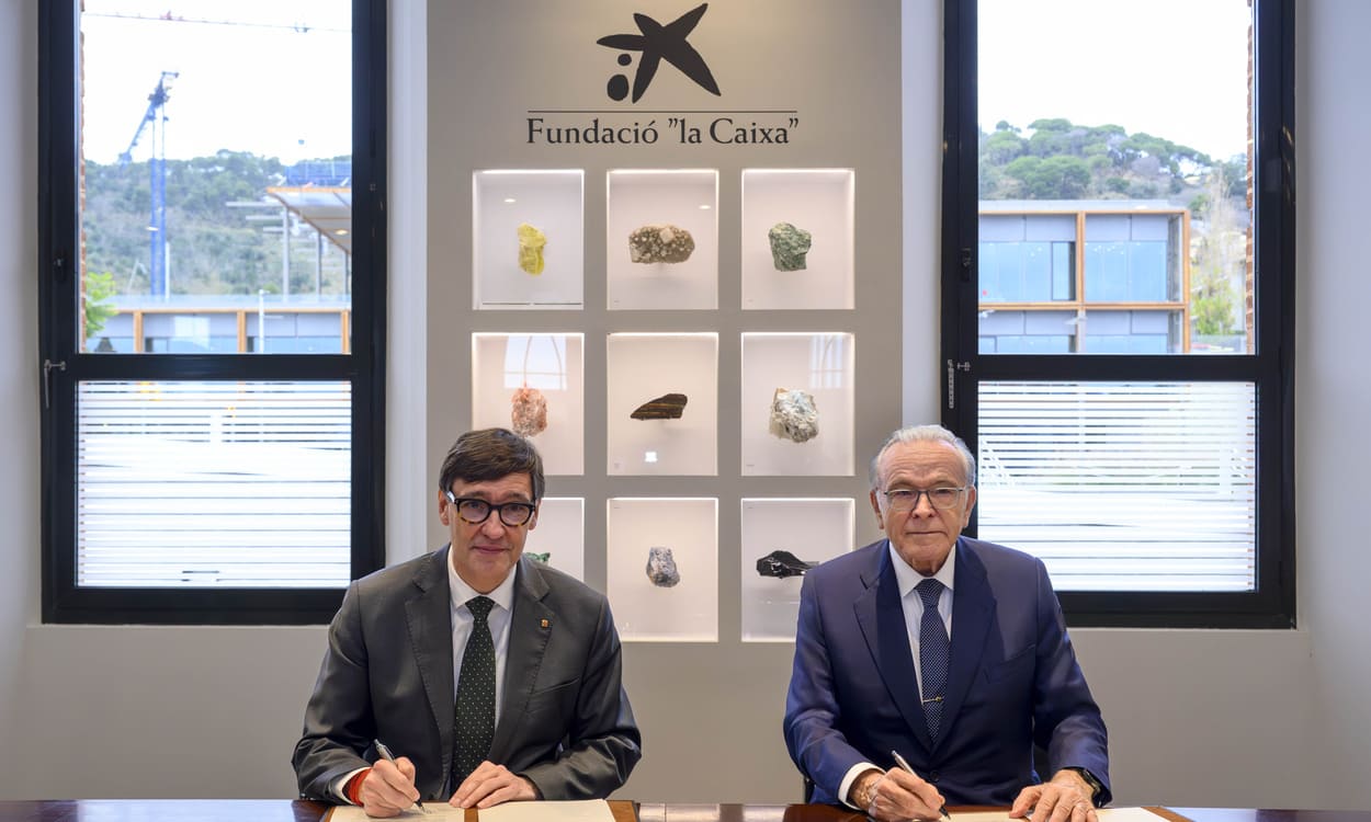 Salvador Illa, presidente de la Generalitat de Cataluña, e Isidro Fainé, presidente de la Fundación "la Caixa", durante la firma en Barcelona del acuerdo marco de colaboración que eleva a 250 millones de euros la inversión social en Cataluña en 2025 (Foto: Fundación "la Caixa”)