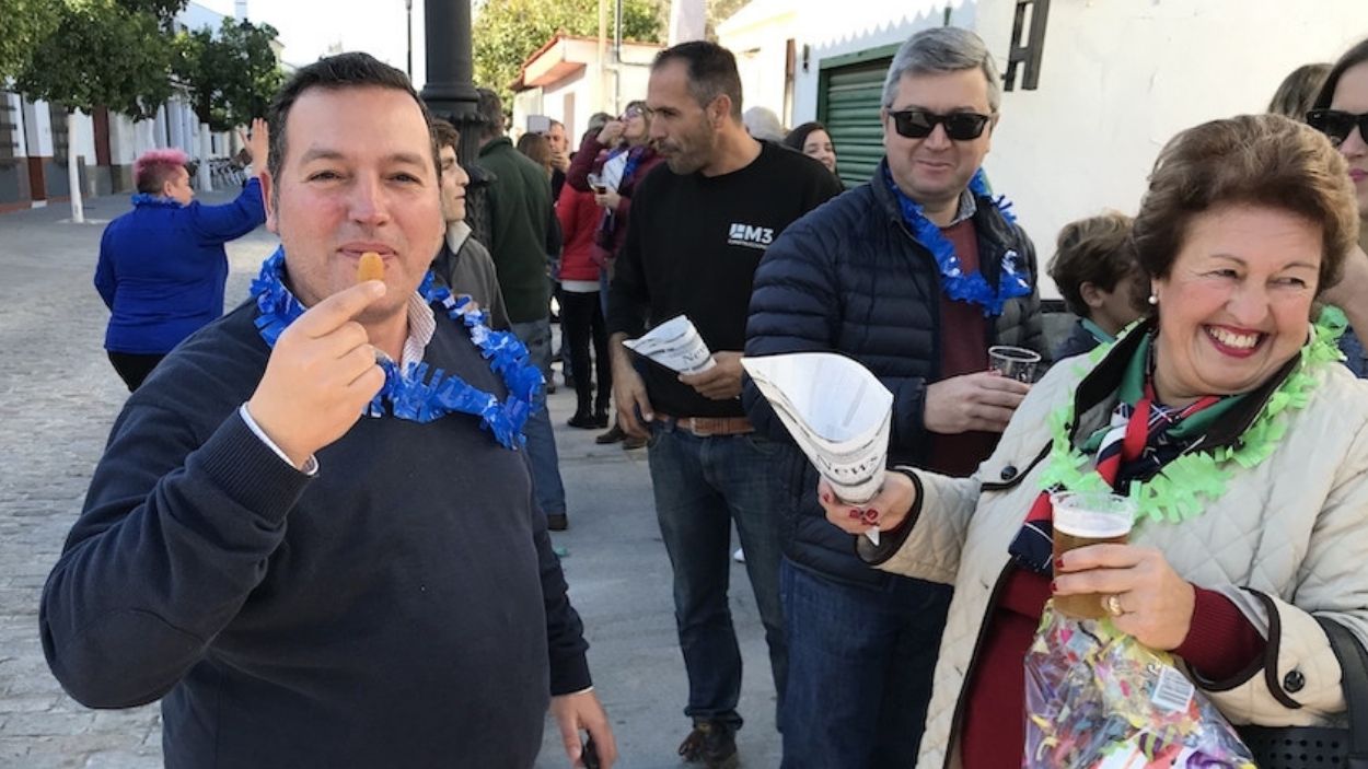 Vecinos de Gerena (Sevilla) con las 12 croquetas en las Campanadas de fin de año. 