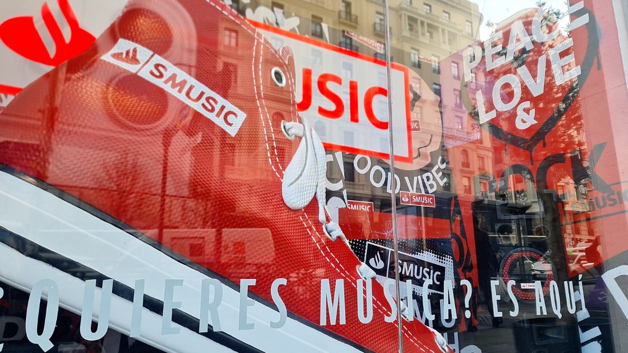 Escaparate rediseñado de una de las oficinas del Banco Santander