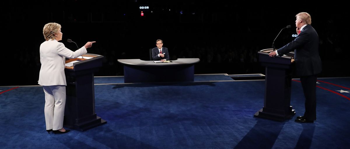 El candidato a la Presidencia de EEUU por el partido Republicano Donald Trump (d) durante el debate con su rival demócrata Hillary Clinton (i) en la Universidad de Nevada en Las Vegas (EE.UU.). EFE