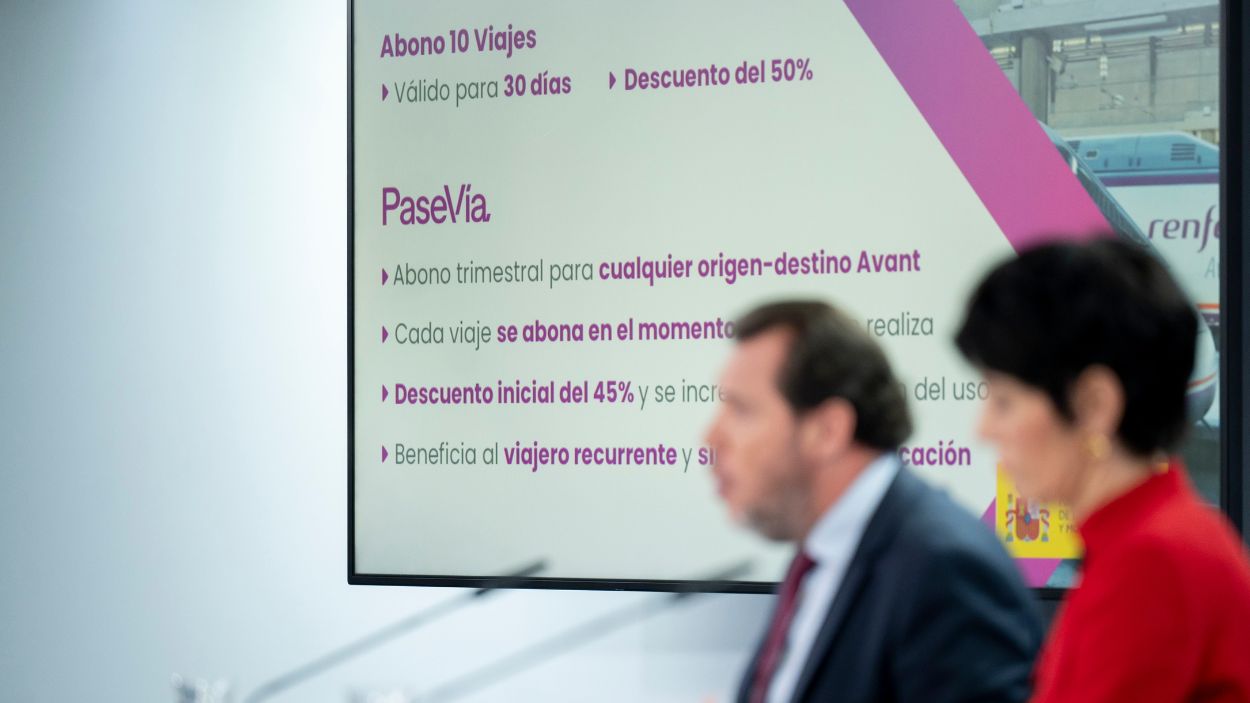 El ministro de Transportes y Movilidad Sostenible, Óscar Puente, y la ministra de Seguridad Social, Inclusión y Migraciones y nueva portavoz del Gobierno, Elma Saiz, tras el Consejo de Ministros. EP.