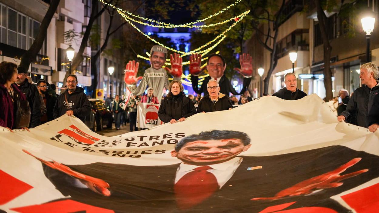 Decenas de personas durante una manifestación convocada bajo el lema 'Mazón a presò', a 29 de noviembre de 2025. EP.