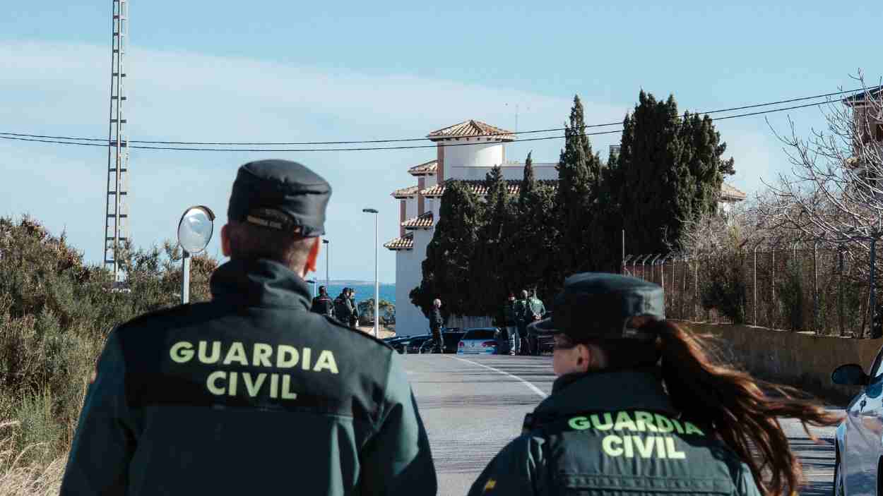 Dispositivo de la Guardia Civil en las cercanías de una vivienda de la pedanía de La Marina, perteneciente a Elche (Alicante). EP