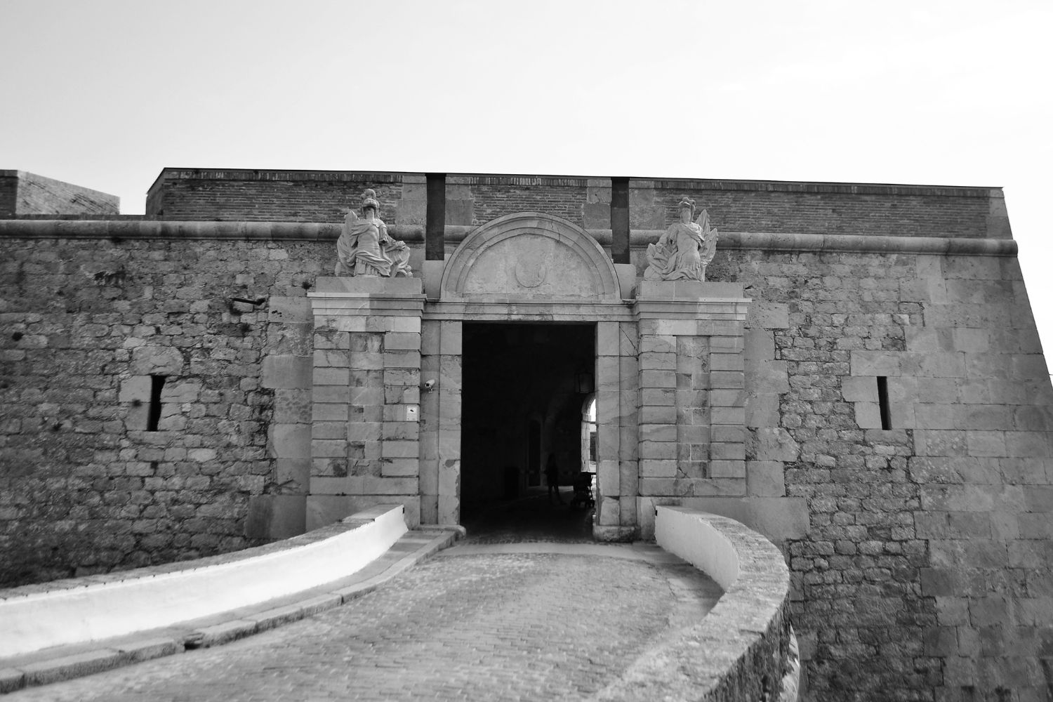 Una de las puertas de acceso a la fortaleza de San Ferran