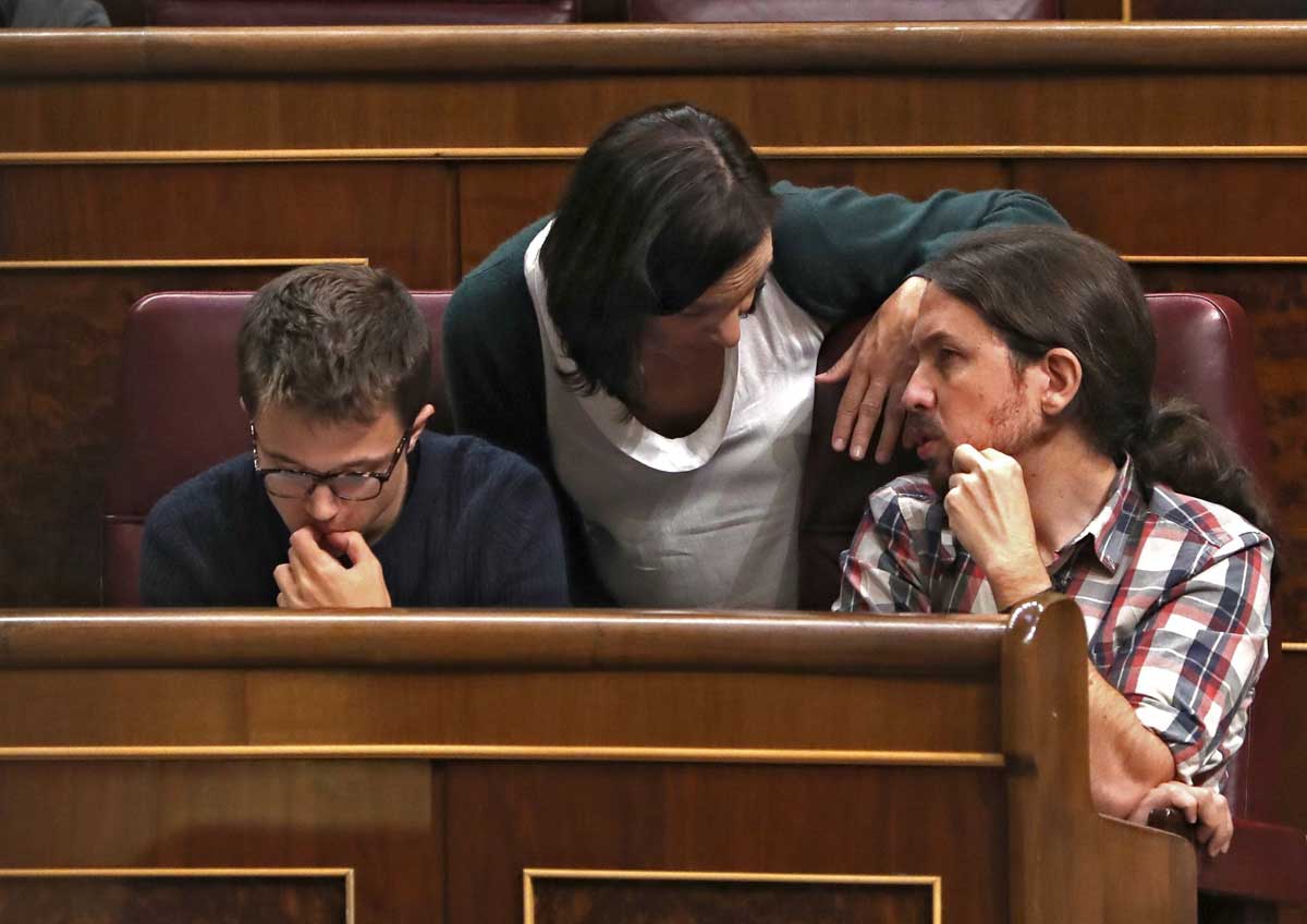 Los diputados de Unidos Podemos, Íñigo Errejón, Carolina Bescansa y Pablo Iglesias, de izda a dcha, en el Congreso de los Diputados