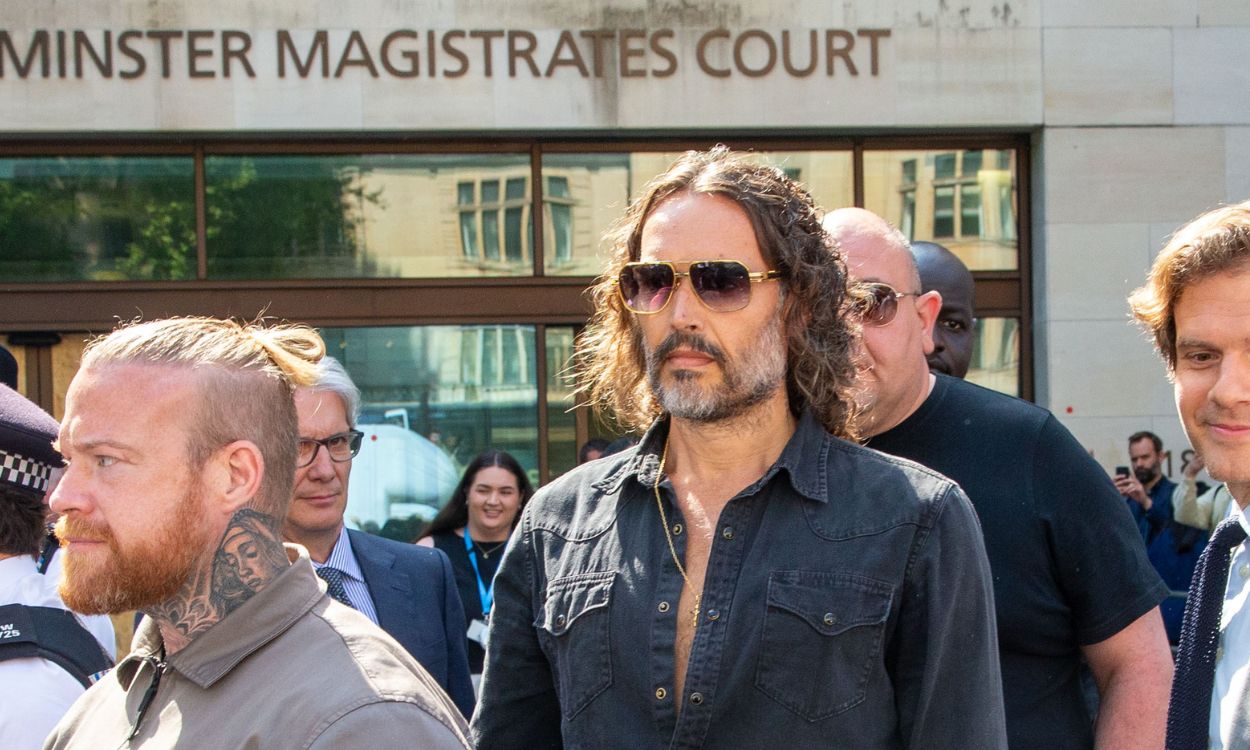 El cómico Russell Brand abandona el Tribunal de Magistrados de Westminster, en Londres, tras una vista por cargos de violación. EP