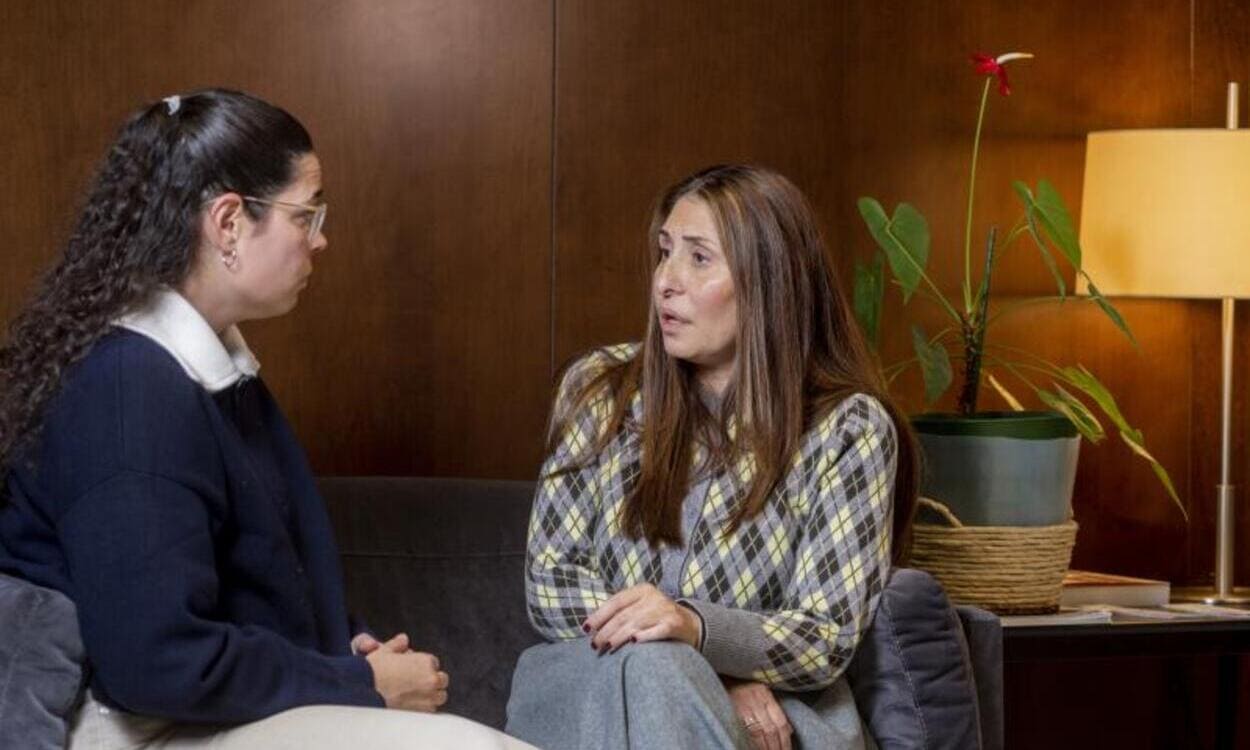 Marta Gutiérrez hablando con Ana García Jorodovich. © Fundación ”la Caixa”