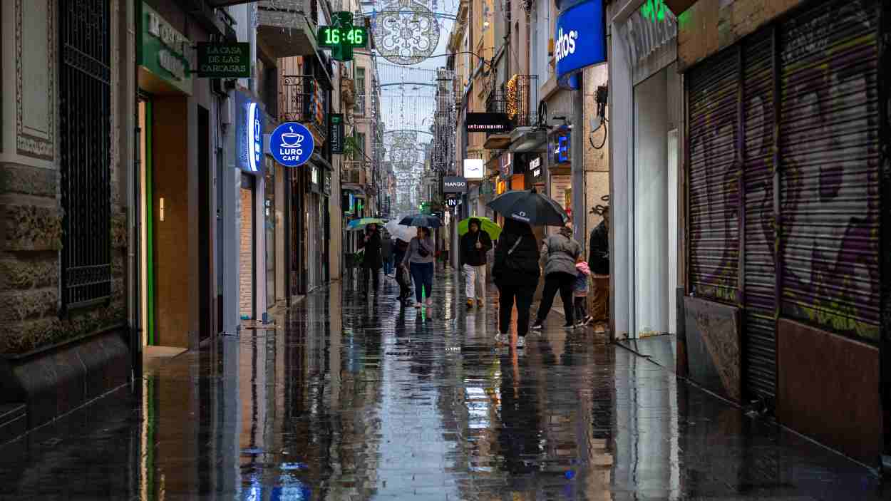 Varias personas caminan con paraguas. Europa Press