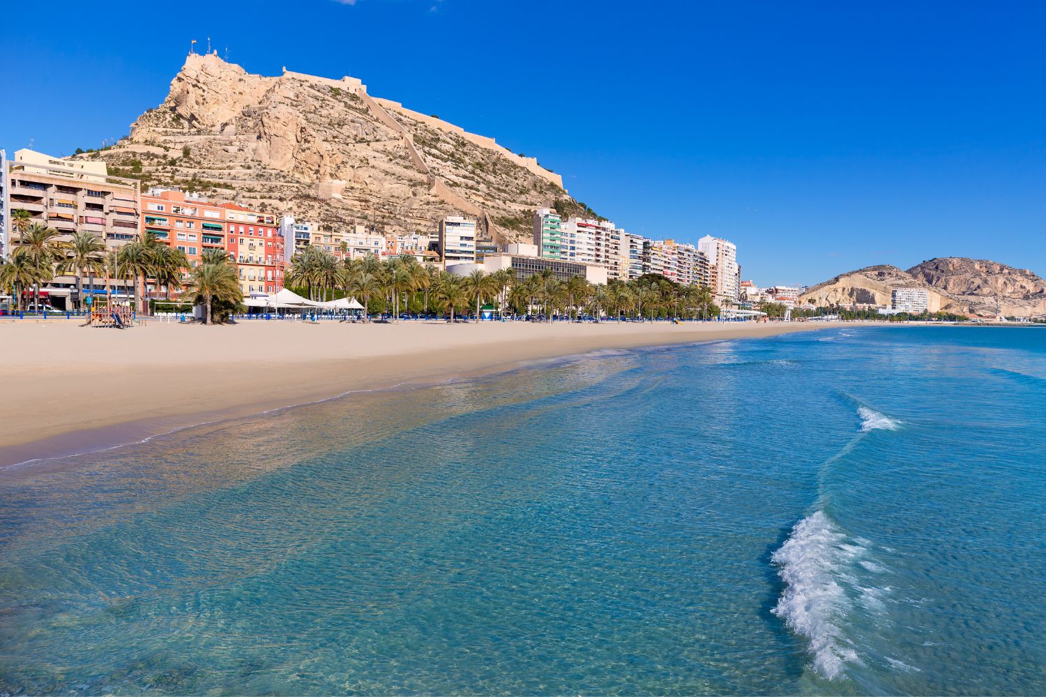 Playa de Alicante, con el castillo al fondo