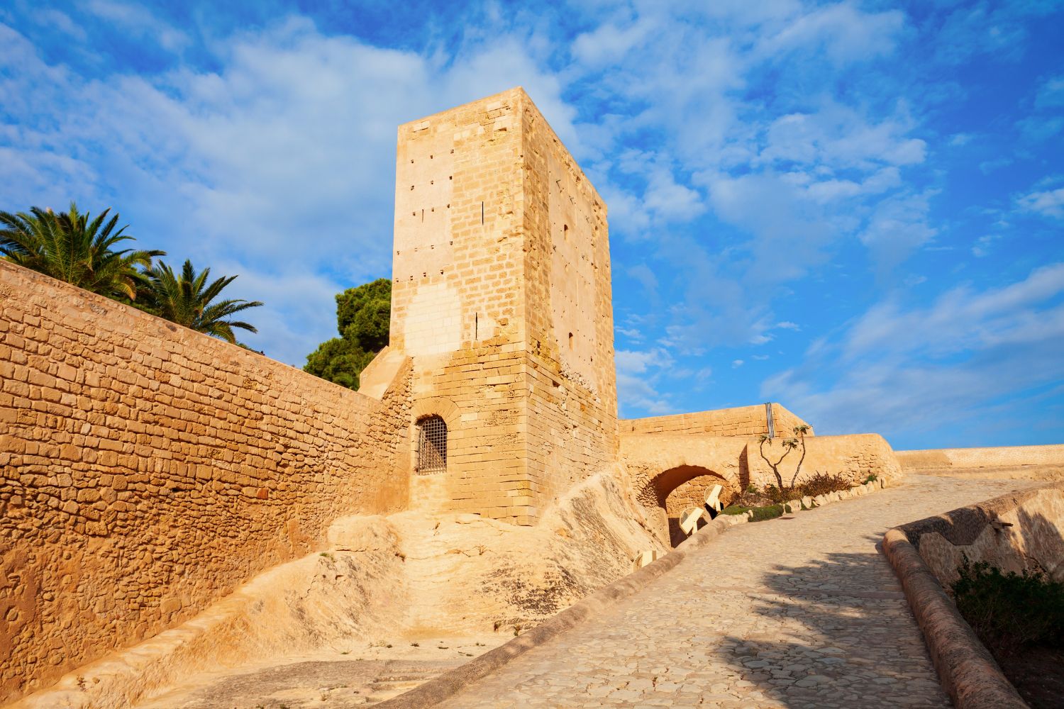 Muralla del castillo de Santa Bárbara