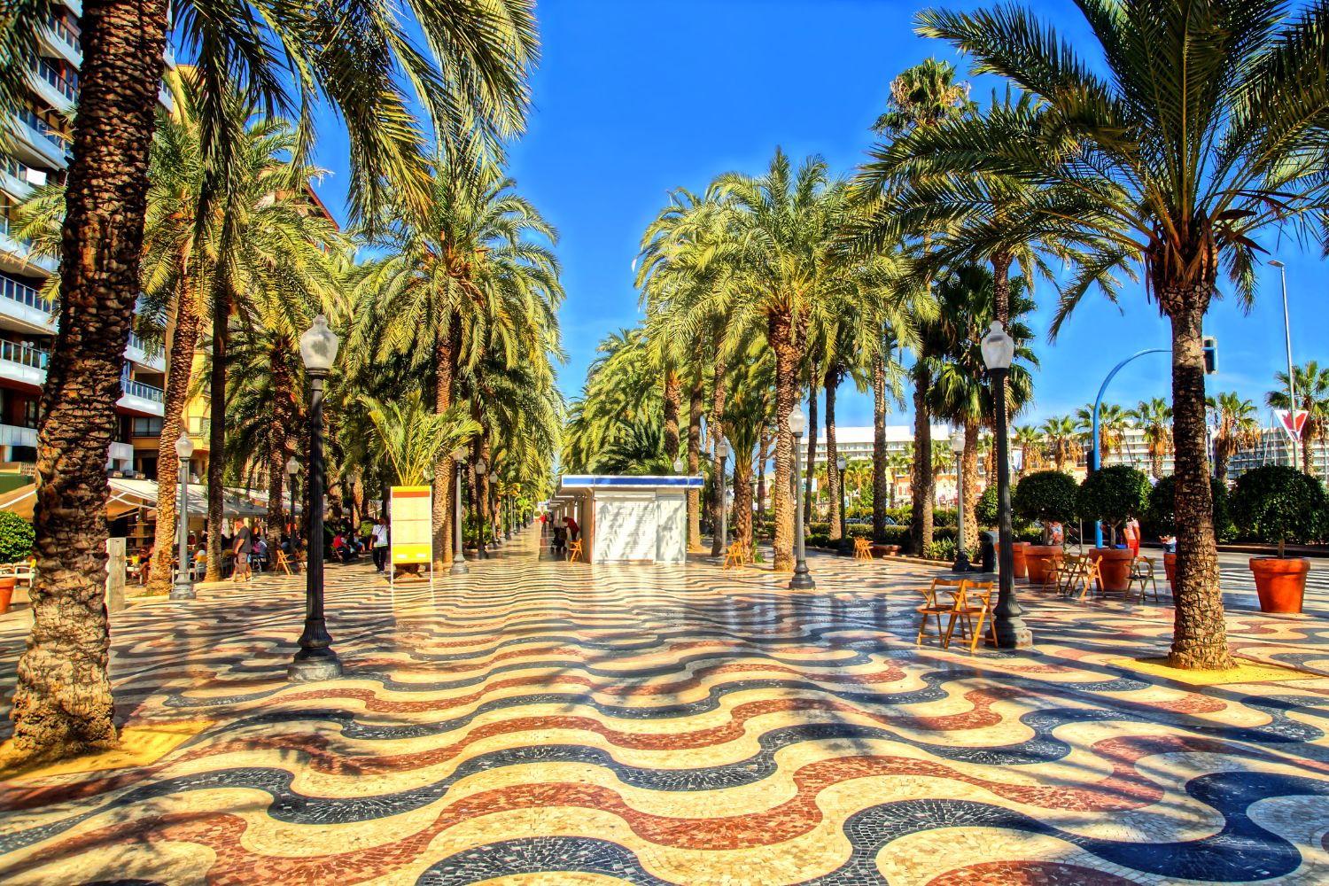 Paseo de la Explanada, con su mosaico en forma de ola