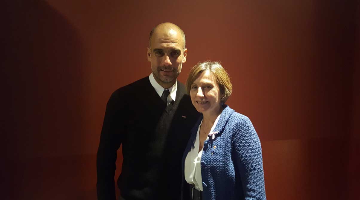 Josep Guardiola, junto a la presidenta del Parlament, Carme Forcadell, para darle apoyo después de ser acusada por la Fiscalía de prevaricación 