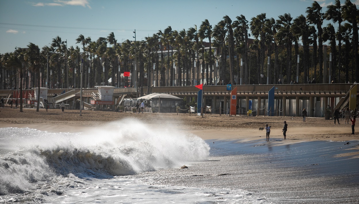 Vista del oleaje en la playa de la Barceloneta, a 17 de enero de 2023, en Barcelona. EP