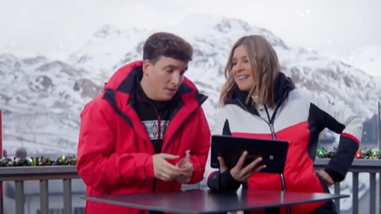 Xuso Jones y Sandra Barneda en una promo de las Campanadas. Mediaset España