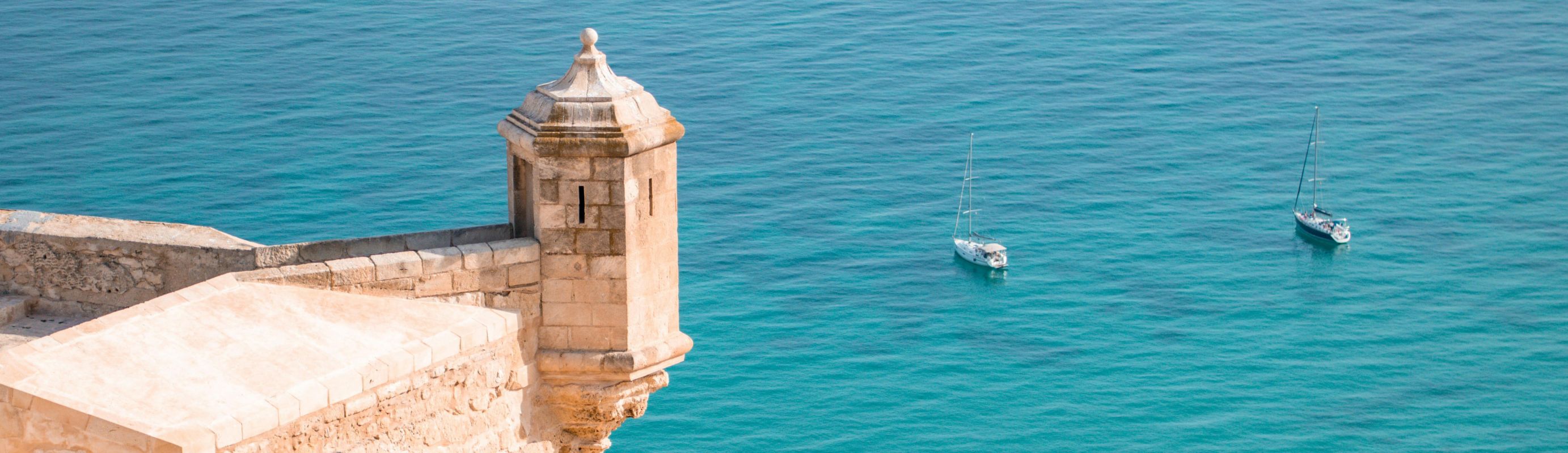 Vistas al mar desde el castillo de Santa Bárbara, en Alicante