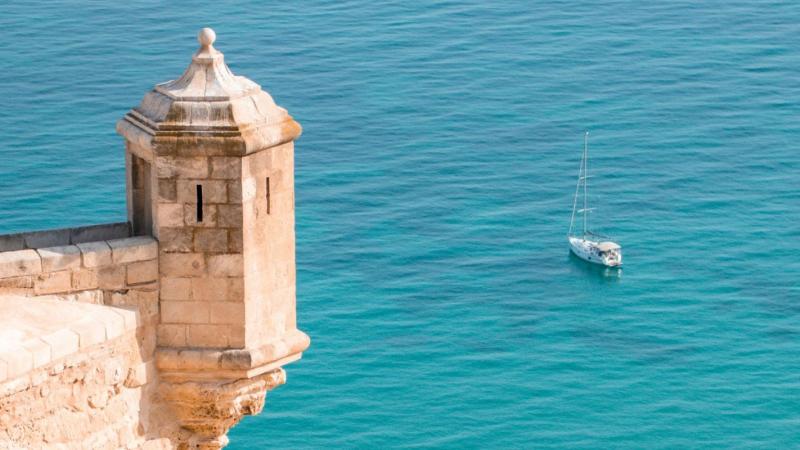 Vistas al mar desde el castillo de Santa Bárbara, en Alicante Vistas al mar desde el castillo de Santa Bárbara, en Alicante
