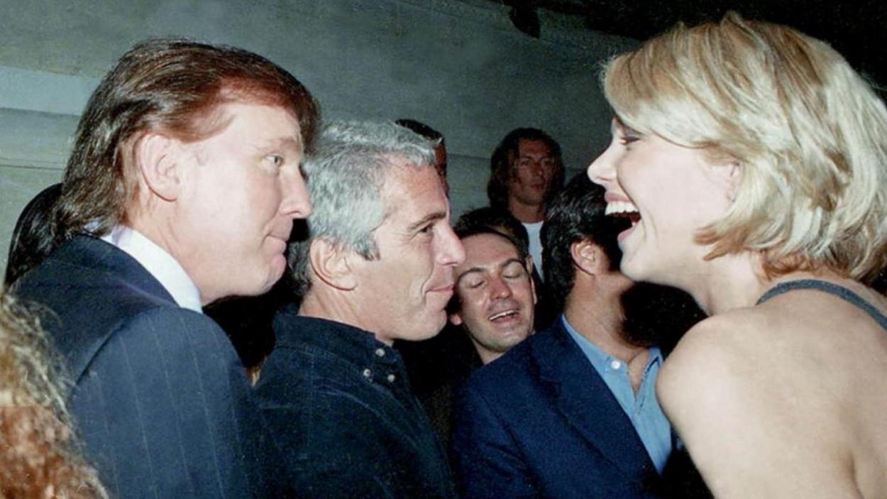 Donald Trump con Jeffrey Epstein y la modelo Ingrid Seynhaeve. EP.