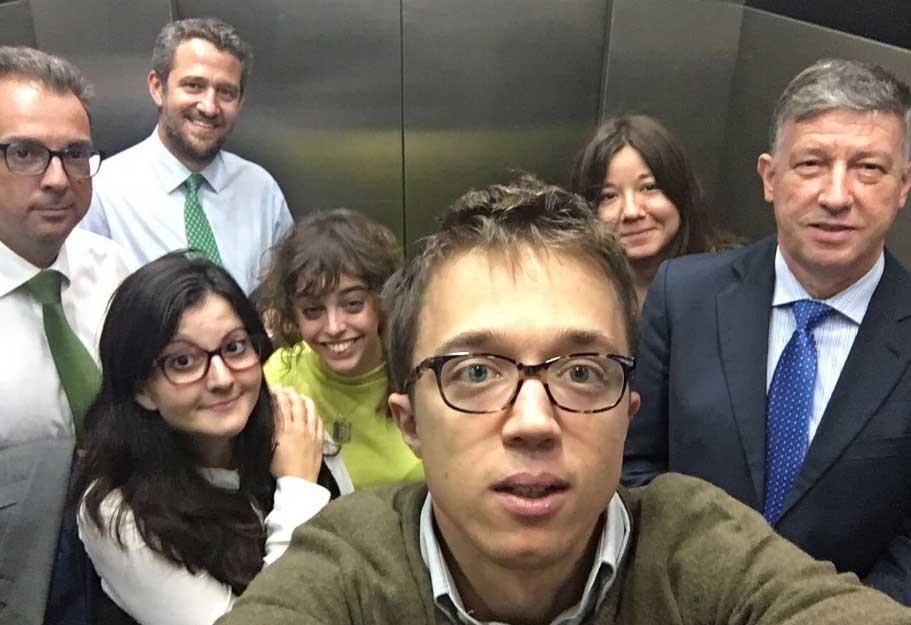 Íñigo Errejón, atrapado en el ascensor junto a tres diputados del PP y tres periodistas.