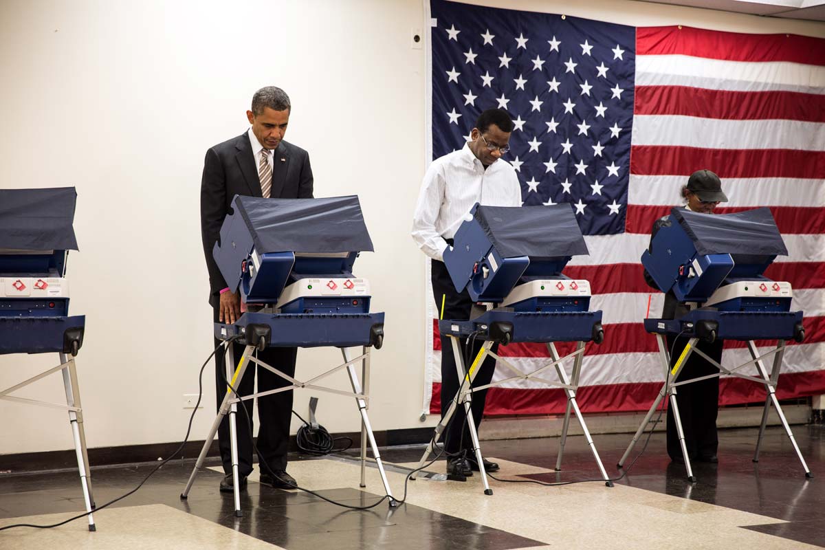 Barack Obama votando en Chicago