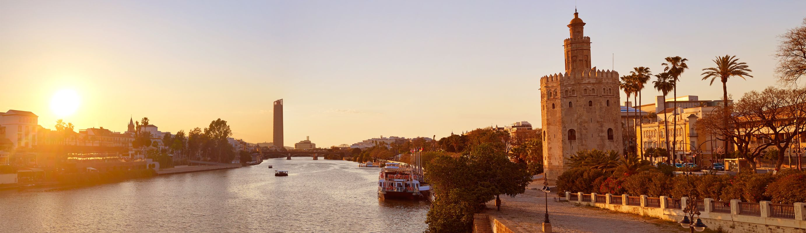 Una escapada por Sevilla entre fortalezas, dulces conventuales y ecos flamencos a bordo del Cercanías
