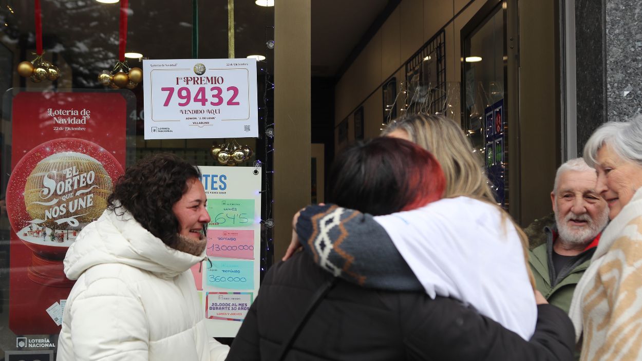 Agraciados con el premio 'El Gordo' de la Lotería de Navidad de 2025 en Villalbino (León). EP.