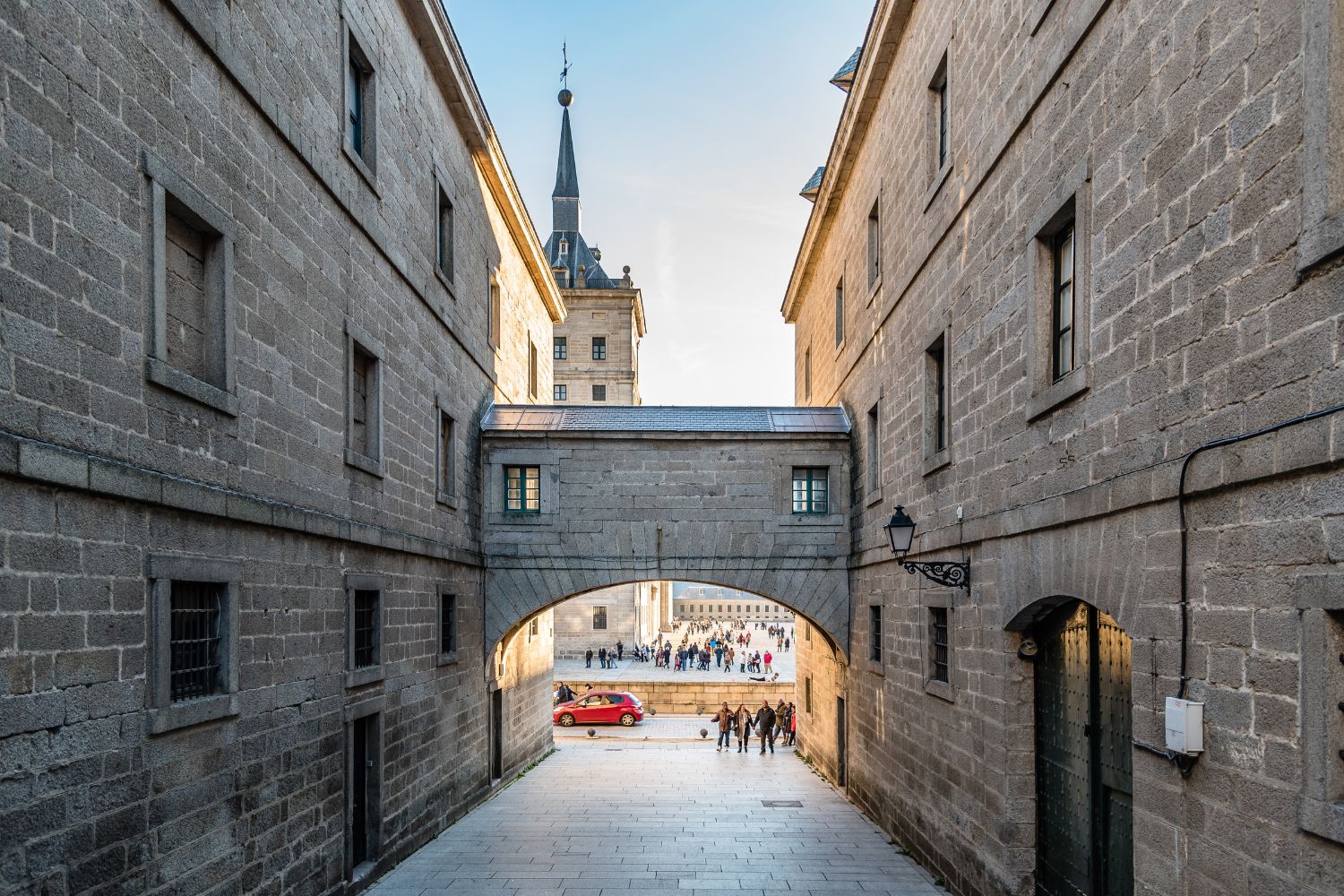 Vista de la Primera y Segunda Casa de Oficios unidas por un pasadizo volado sobre la calle Grimaldi
