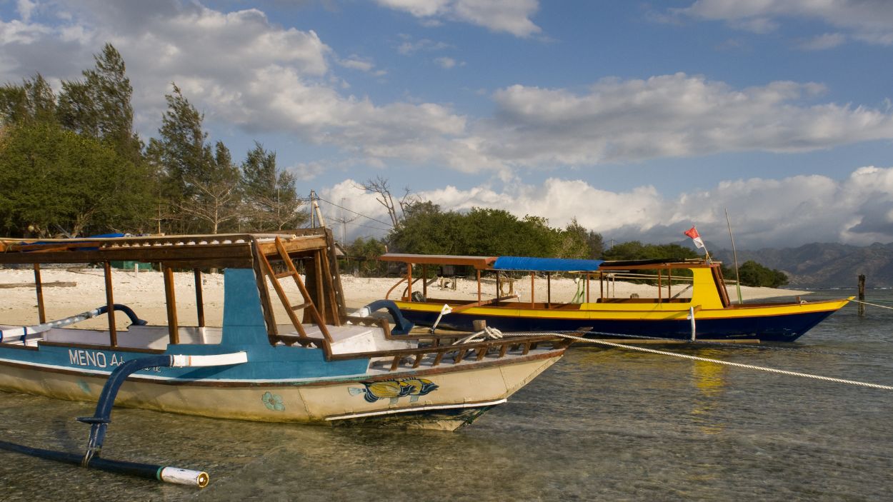 Dos embarcaciones de buceo descansan en una playa de Lombok, Indonesia. Europa Press  Archivo.