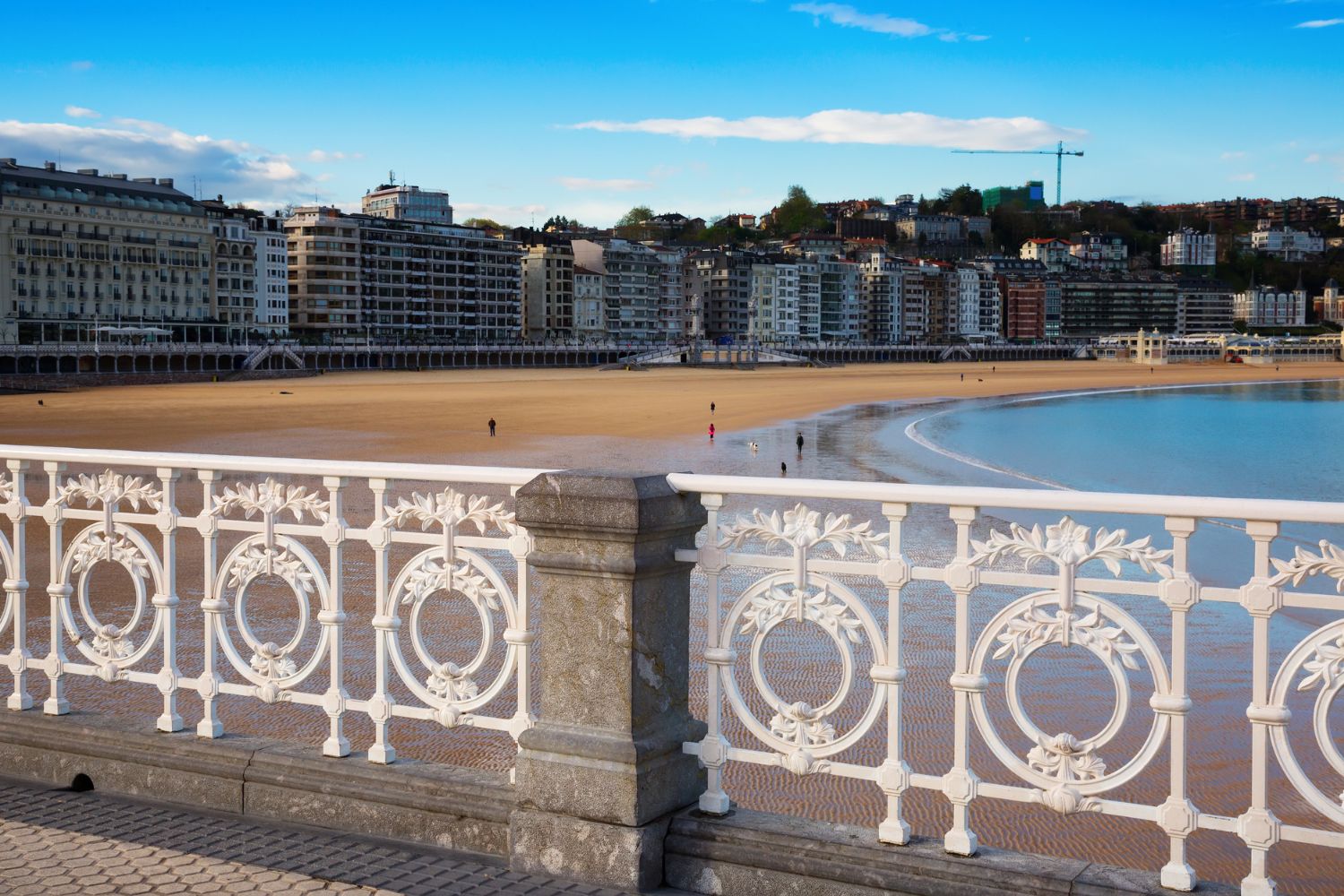 Detalle del paseo de la playa de la Concha, en San Sebastián