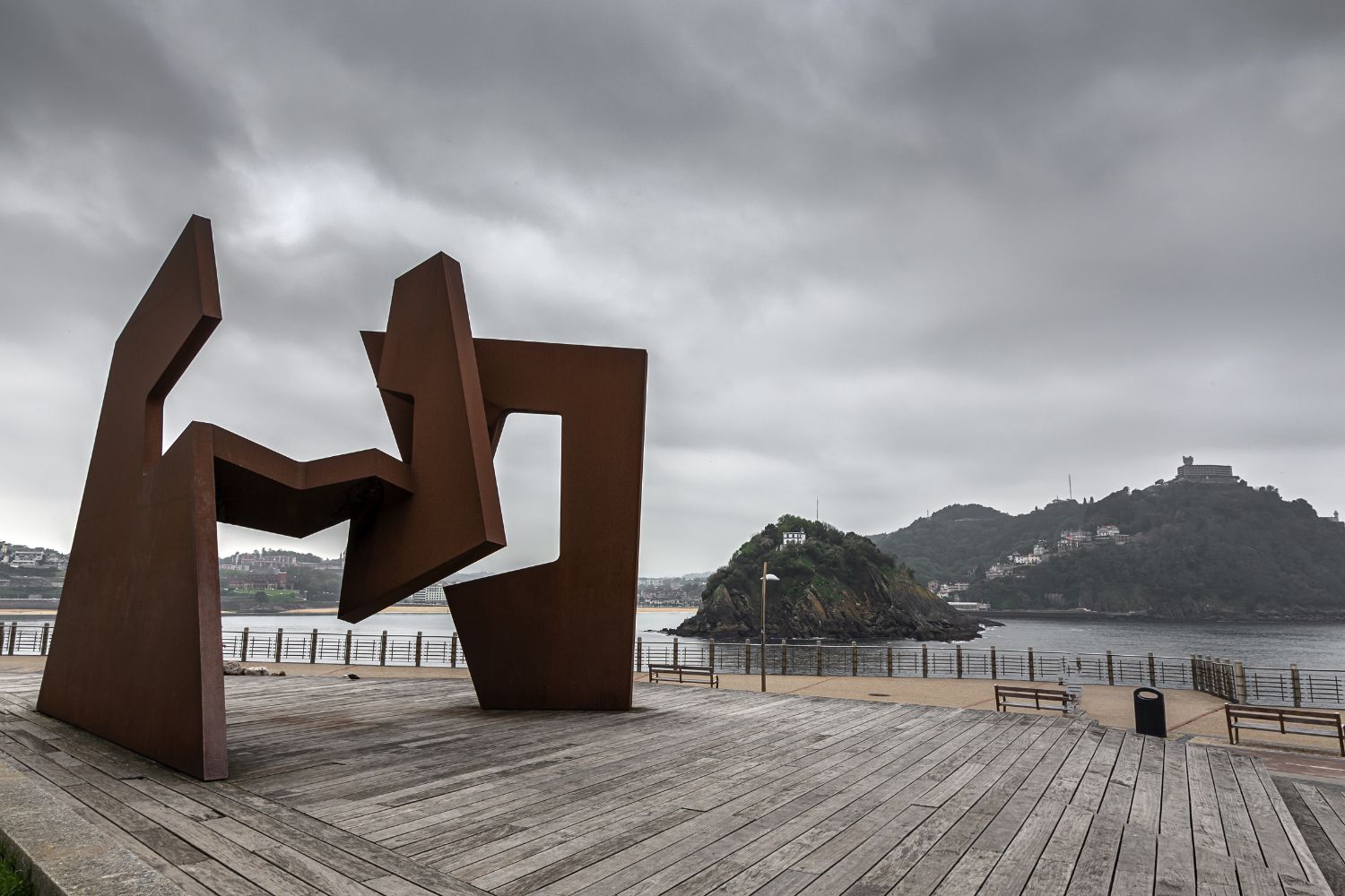 Escultura 'Construcción vacía', de Jorge Oteiza, en San Sebastián