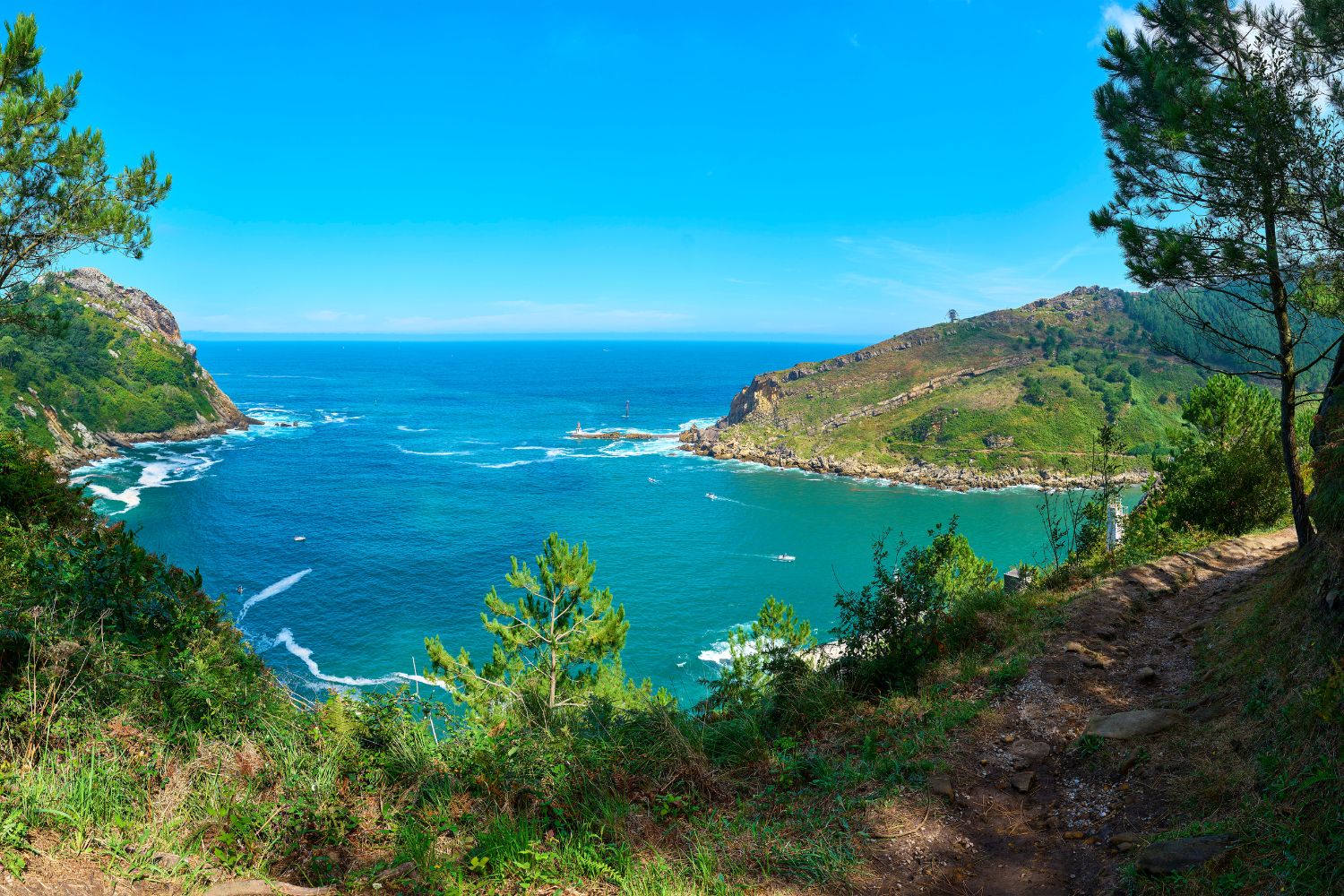 Vista panorámica del Monte Ulía y la desembocadura de la ría de Pasaia, entre San Sebastián y Pasaia